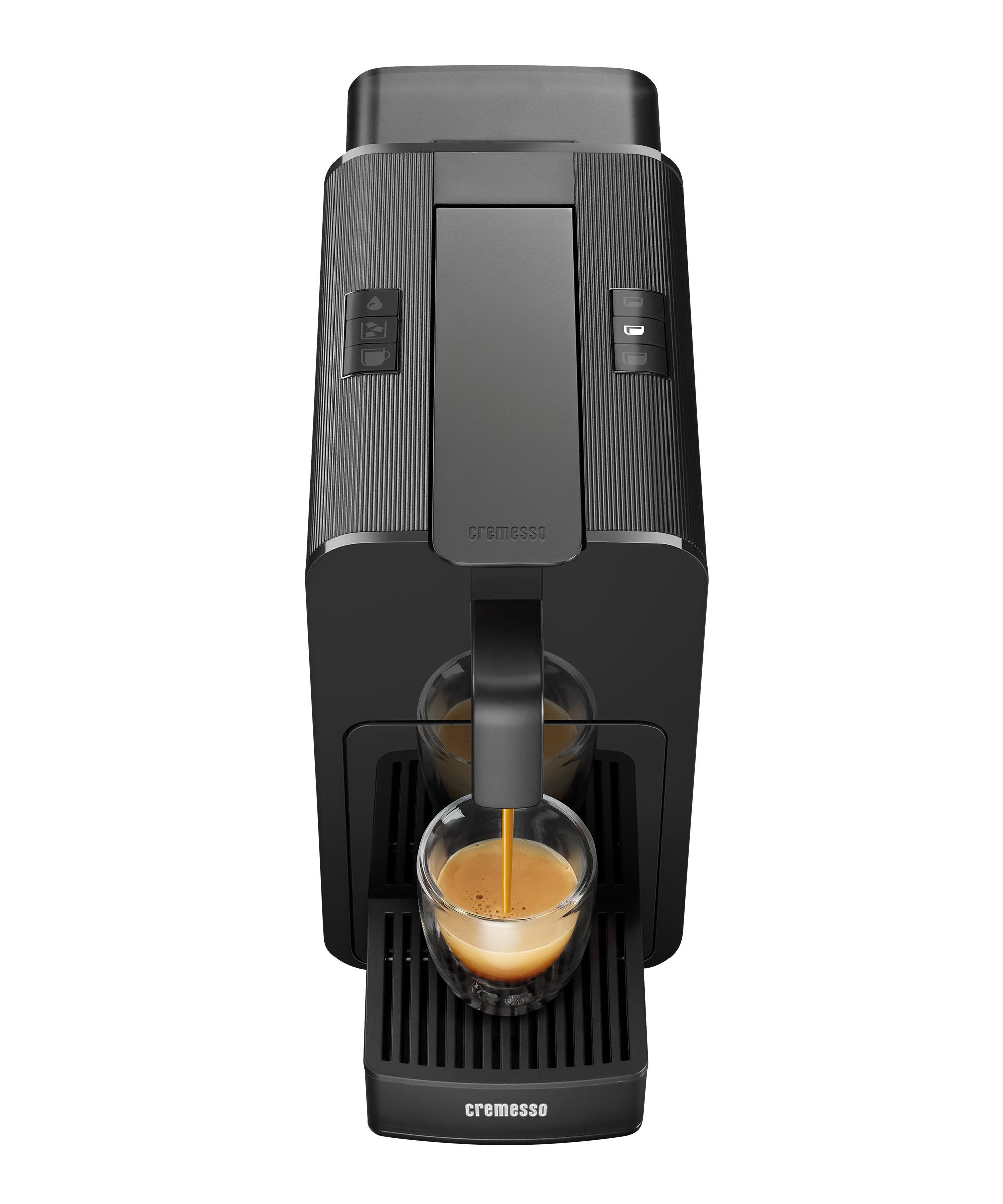 Draufsicht einer schwarzen Kaffeemaschine, mit zwei Kaffeegläsern.