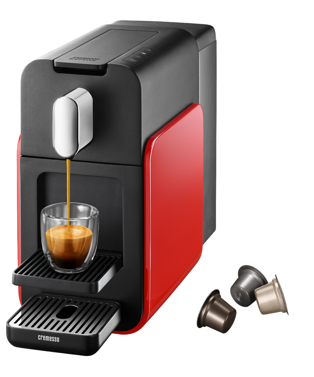 Kaffeemaschine mit einem Glas, das mit Kaffee gefüllt wird. Drei Kaffeekapseln liegen neben der Maschine.