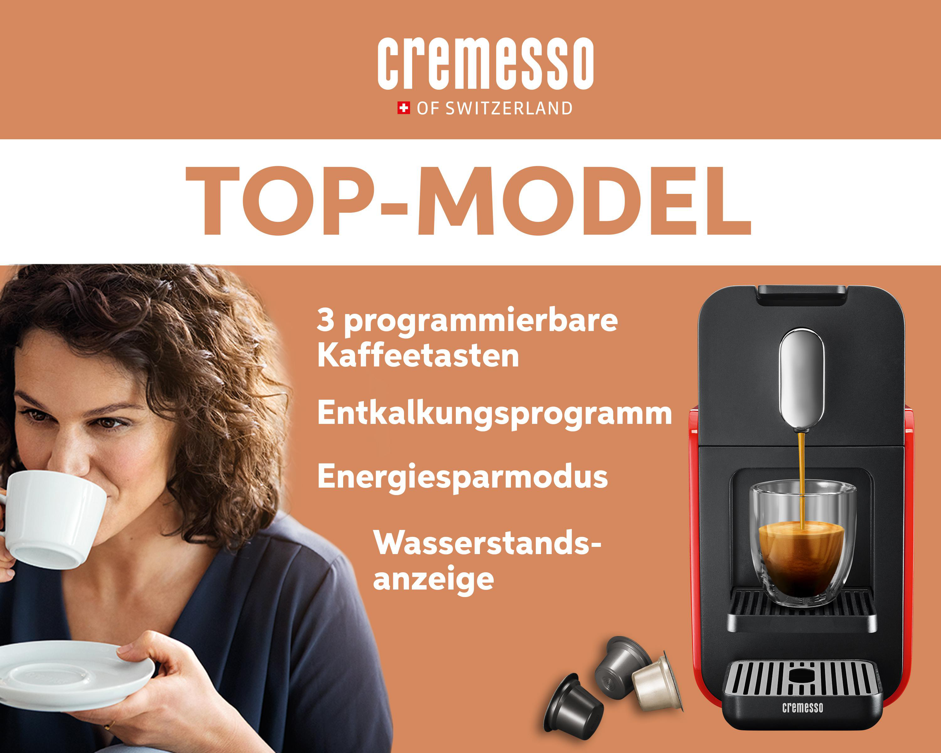 Frau trinkt aus einer Tasse mit Kaffeemaschine und Text auf Deutsch.