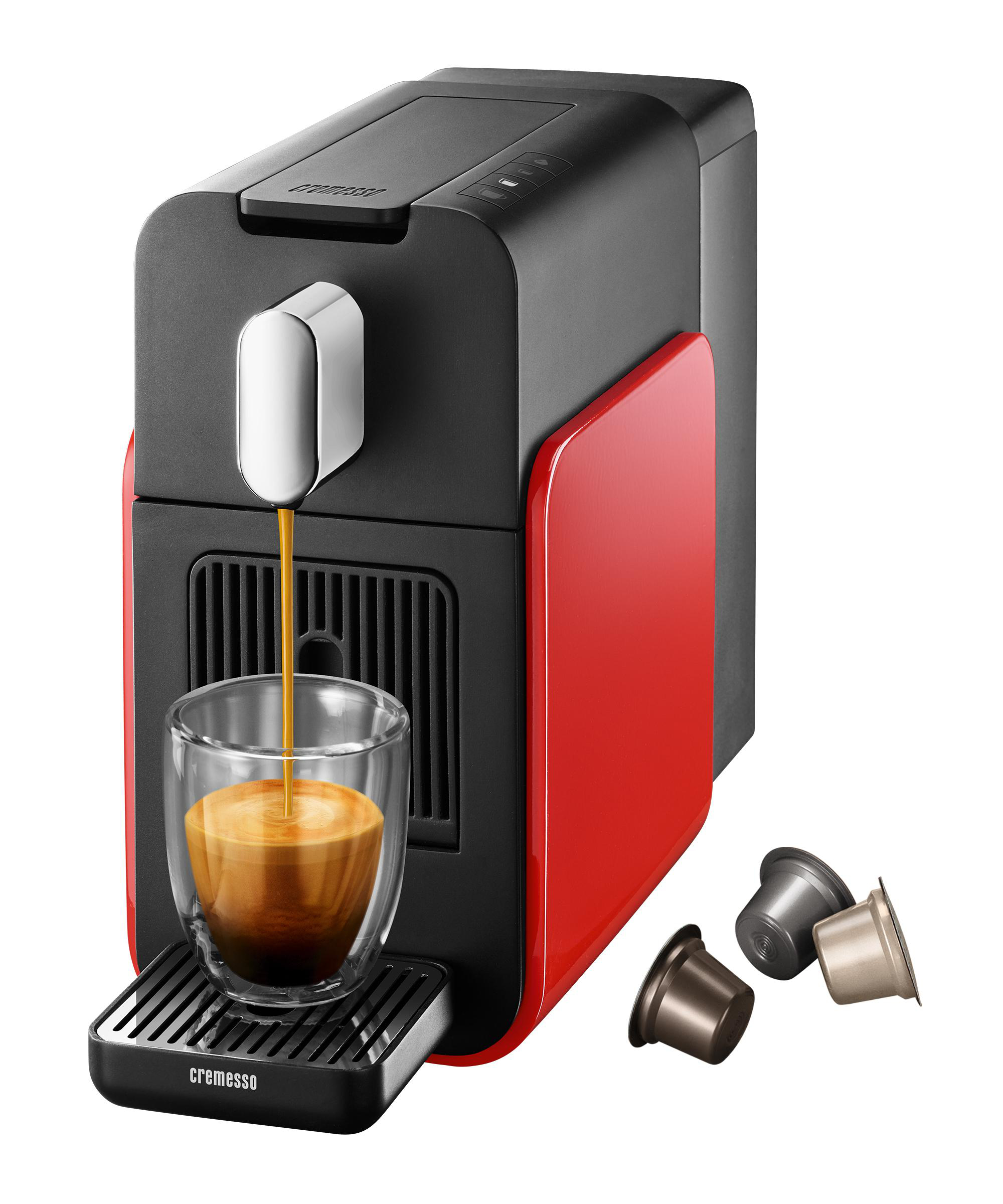Rote und schwarze Kaffeemaschine mit einem Glas Kaffee, das eingefüllt wird. Kaffeepads rechts.