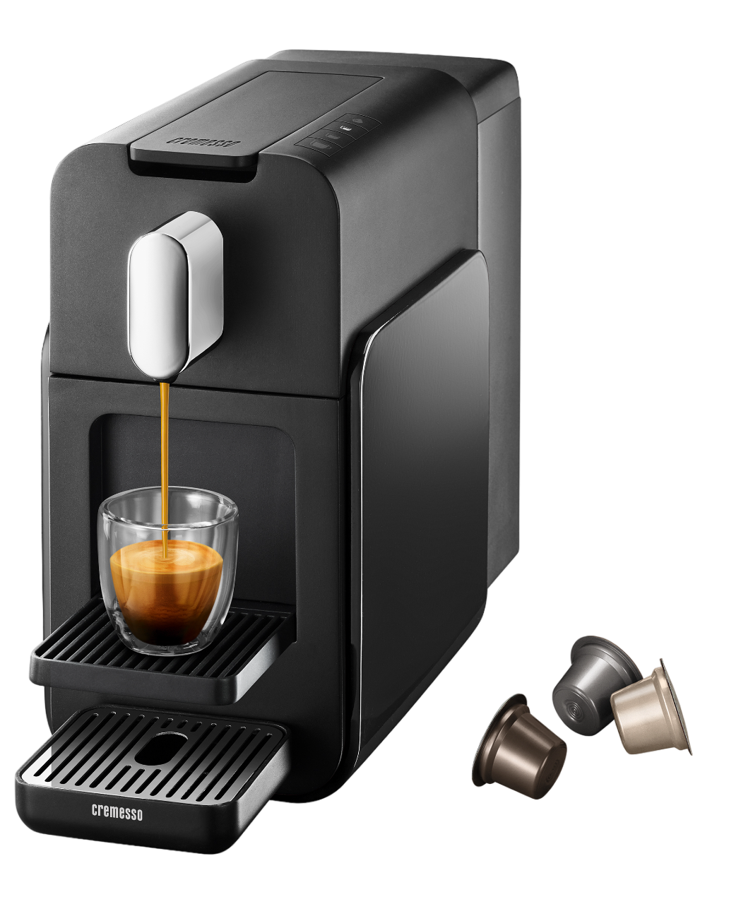 Schwarze Kaffeemaschine mit Glasbecher. Kaffee gießt in die Tasse. Drei Kaffeepads.