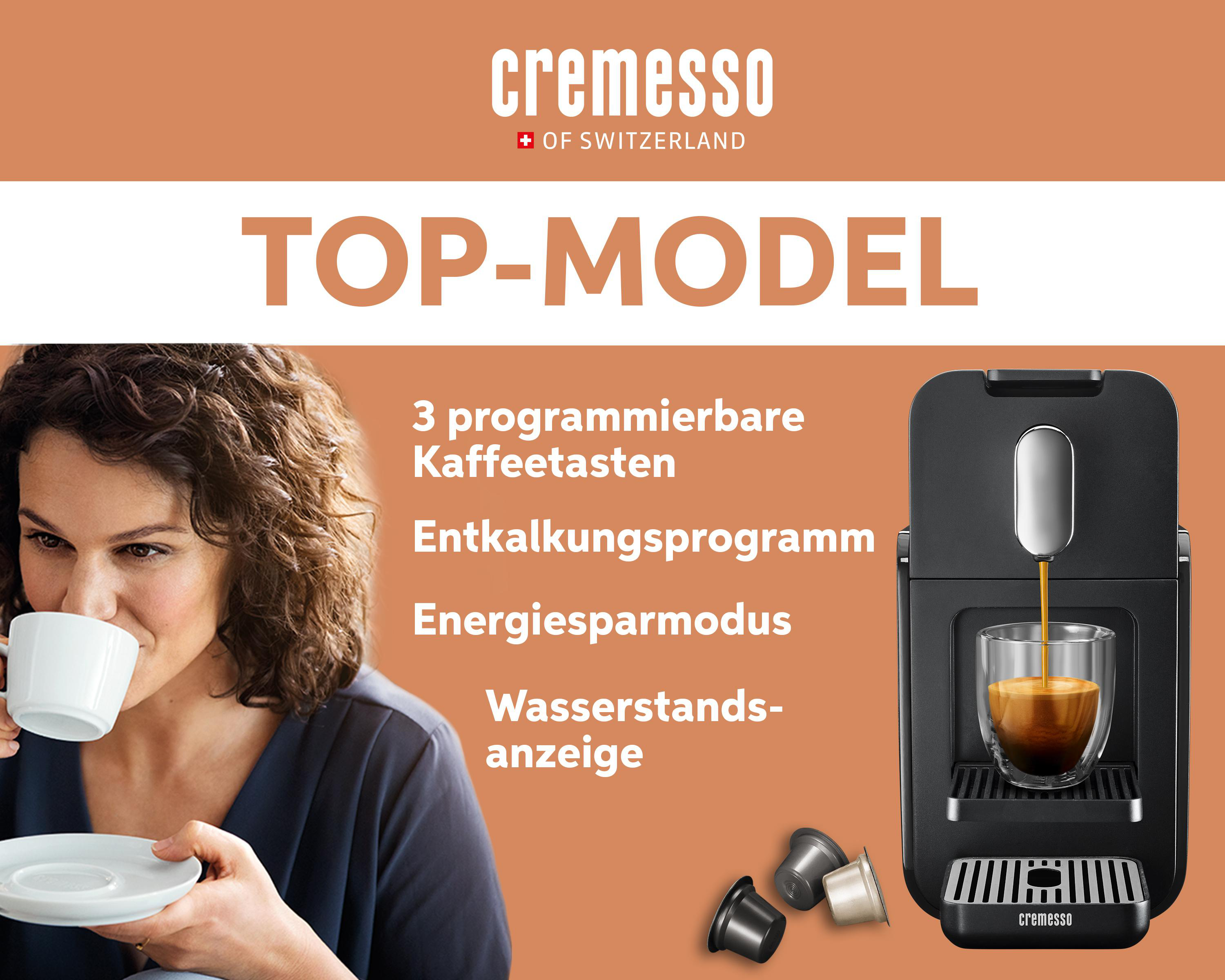 Eine Frau trinkt Kaffee aus einer Tasse, mit Kaffeemaschine und Kapseln.