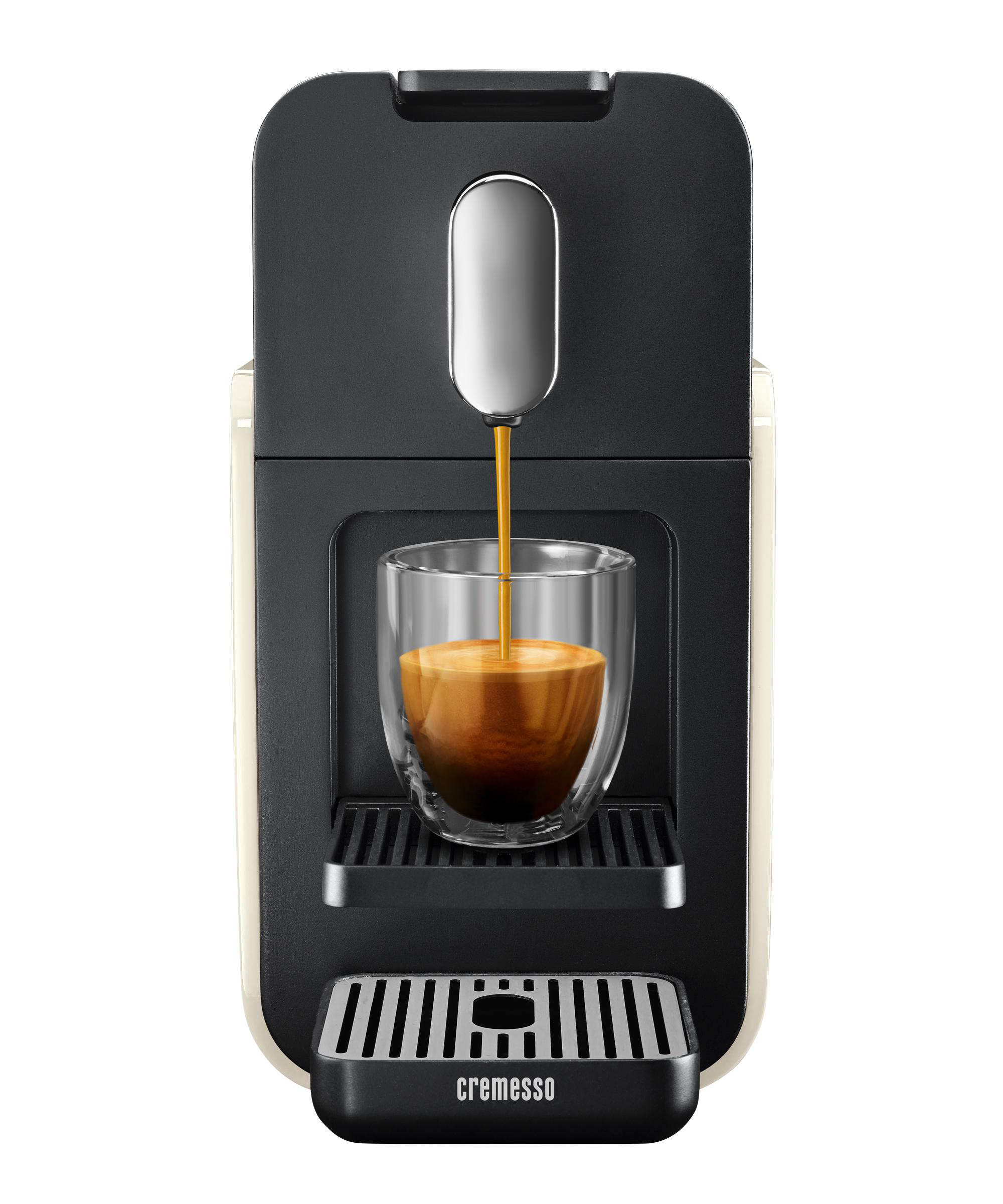 Espressomaschine, die Kaffee in ein klares Glas ausgibt, isoliert auf weißem Hintergrund.