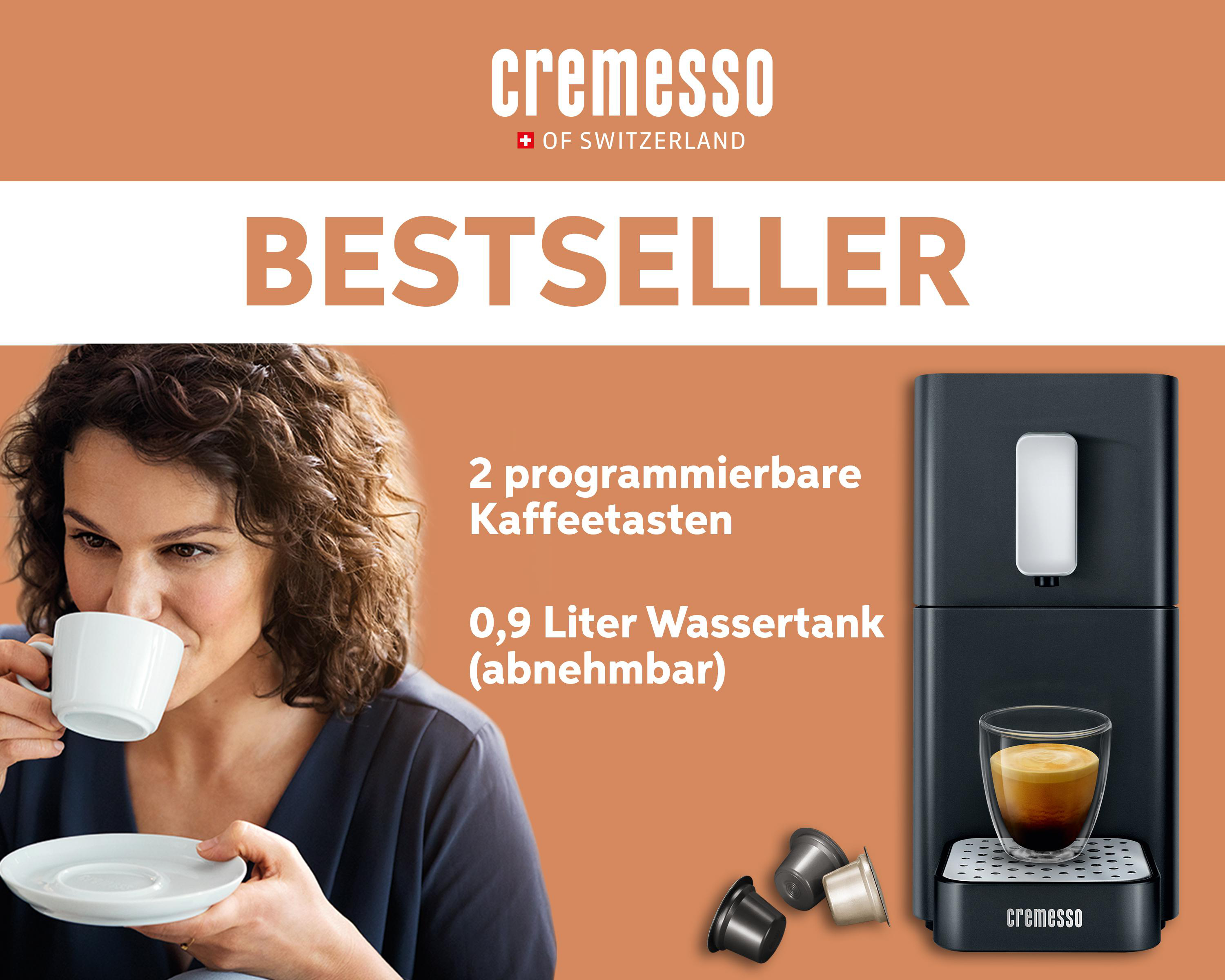 Eine Frau trinkt Kaffee aus einer weißen Tasse neben einer schwarzen Espressomaschine mit Kaffeepads.