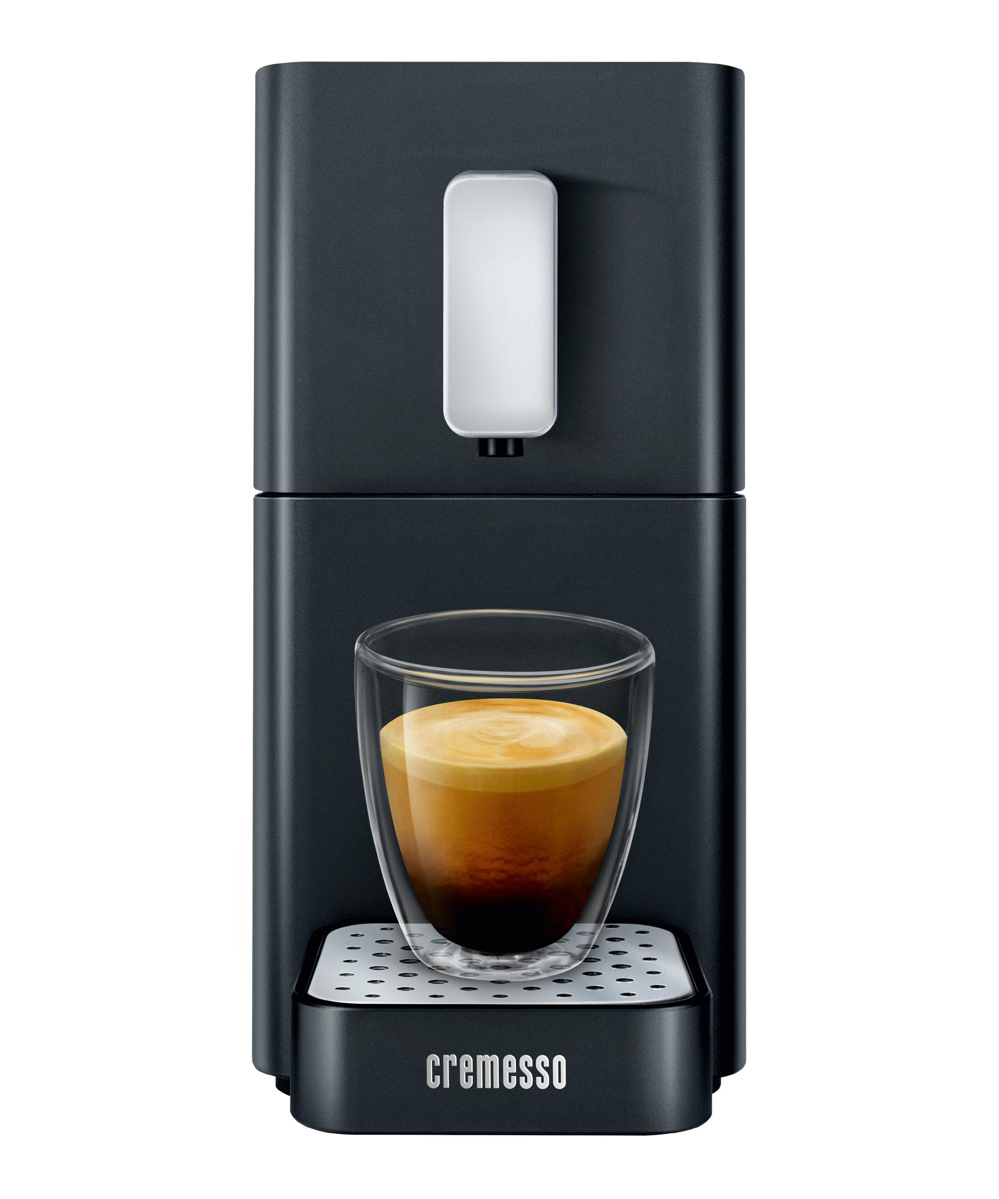 Schwarze Espressomaschine mit einem Glas Kaffee, Nahaufnahme, weißer Hintergrund.
