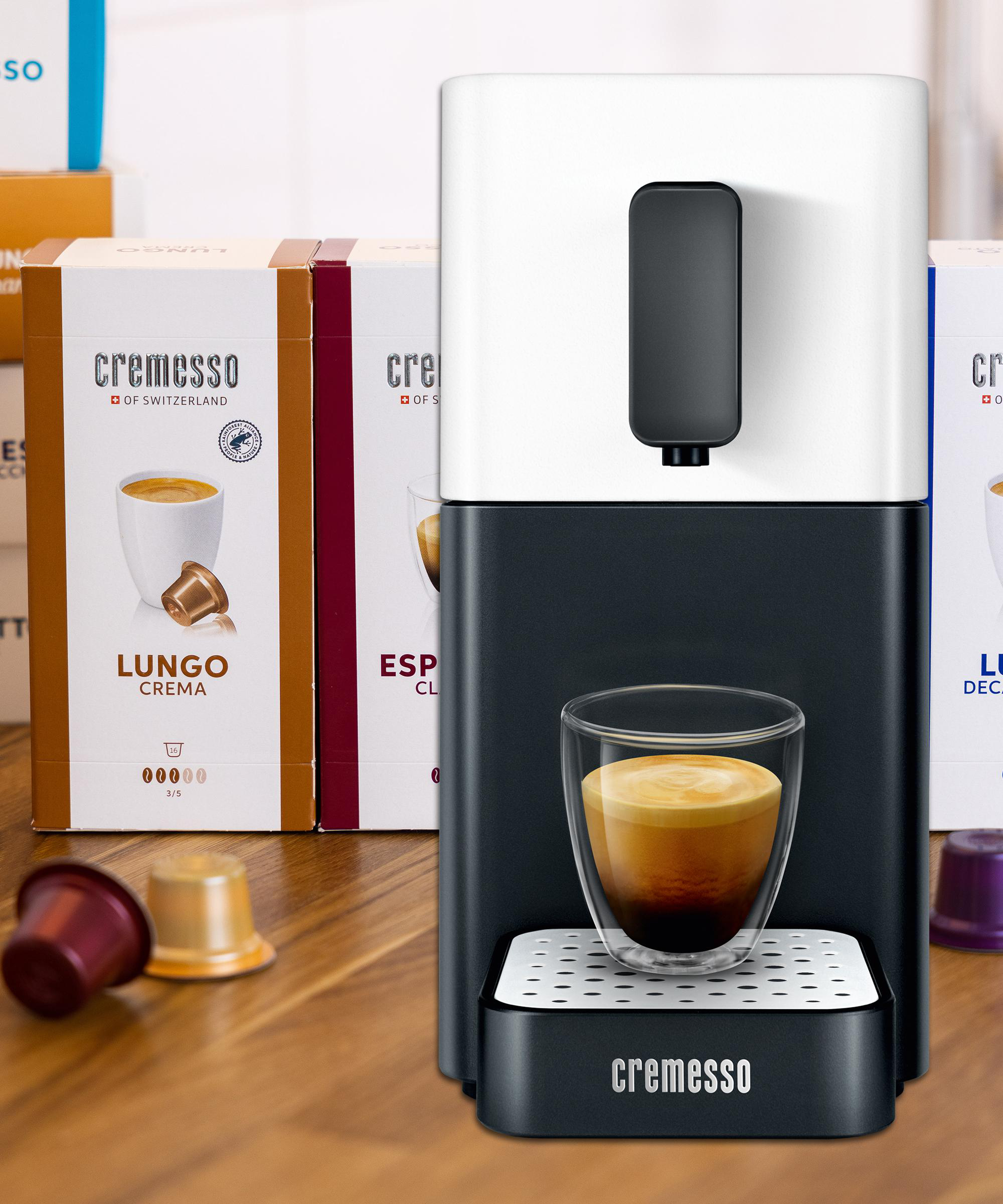 Espressomaschine mit Kaffee, Kapseln und Kartons. Schwarz-Weiß-Design.