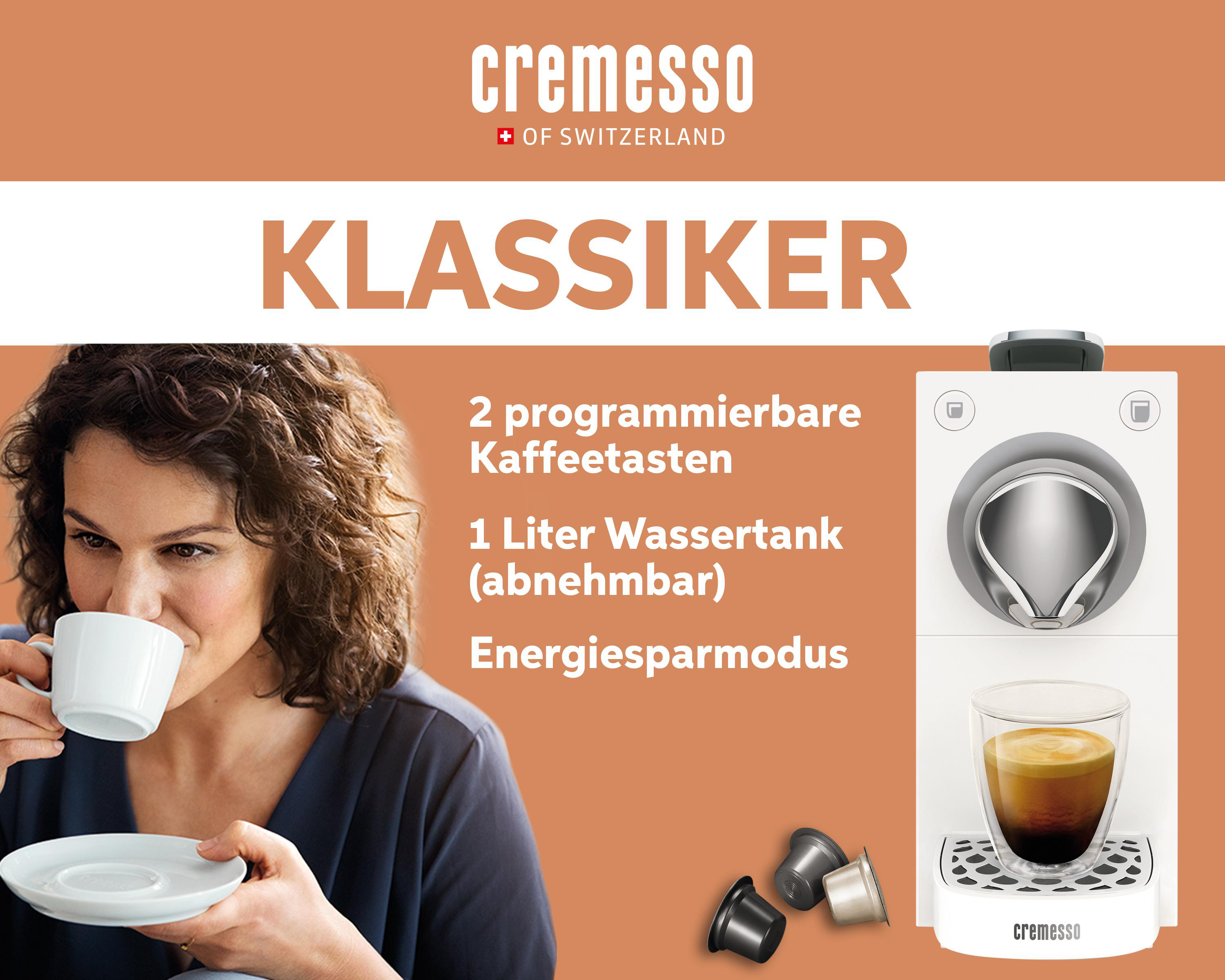 Eine Frau trinkt aus einer Tasse. Eine weiße Kaffeemaschine und Kapseln daneben.