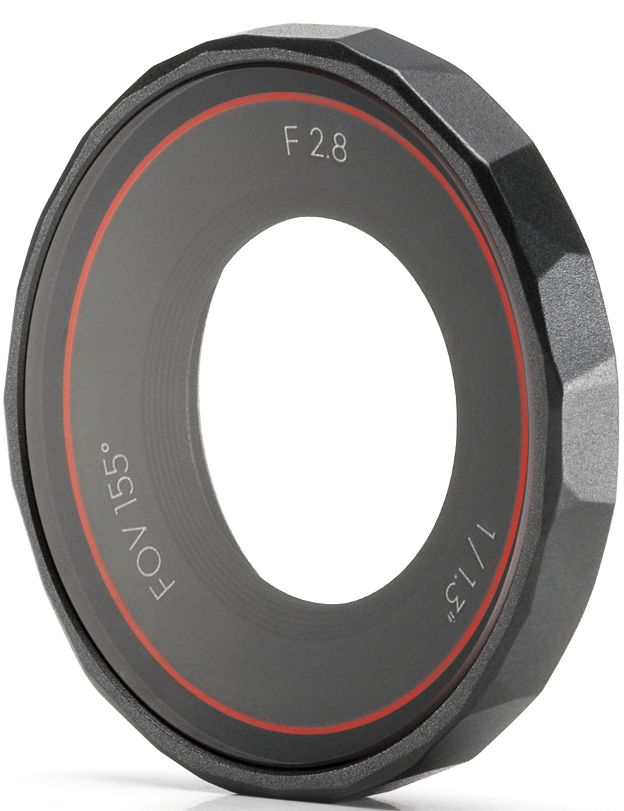 Schwarze Kameralinse mit rotem Ring und Text, Nahaufnahme.