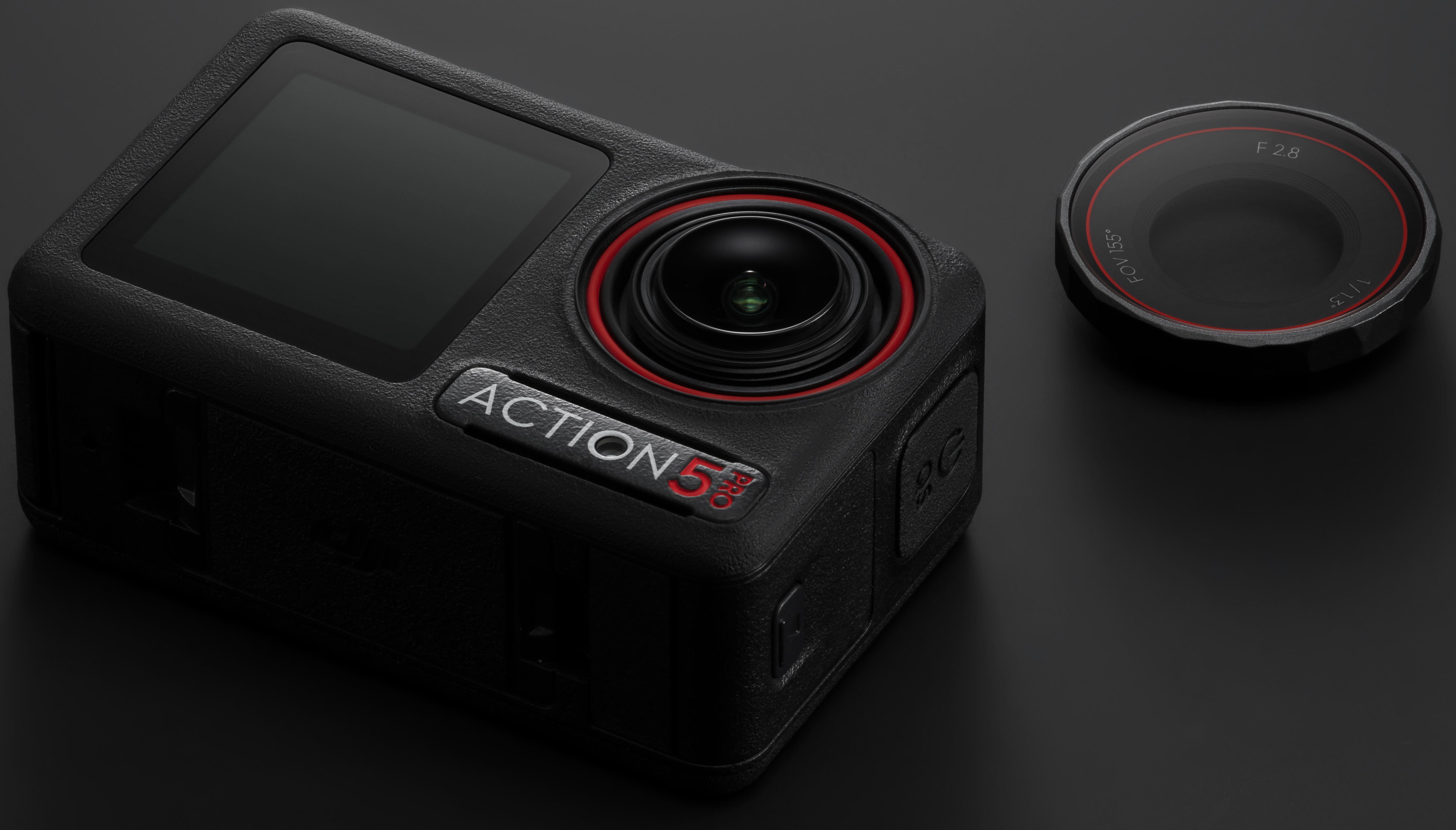 Geöffneter schwarzer Kühlschrank mit weißem Innenraum und Regalen.