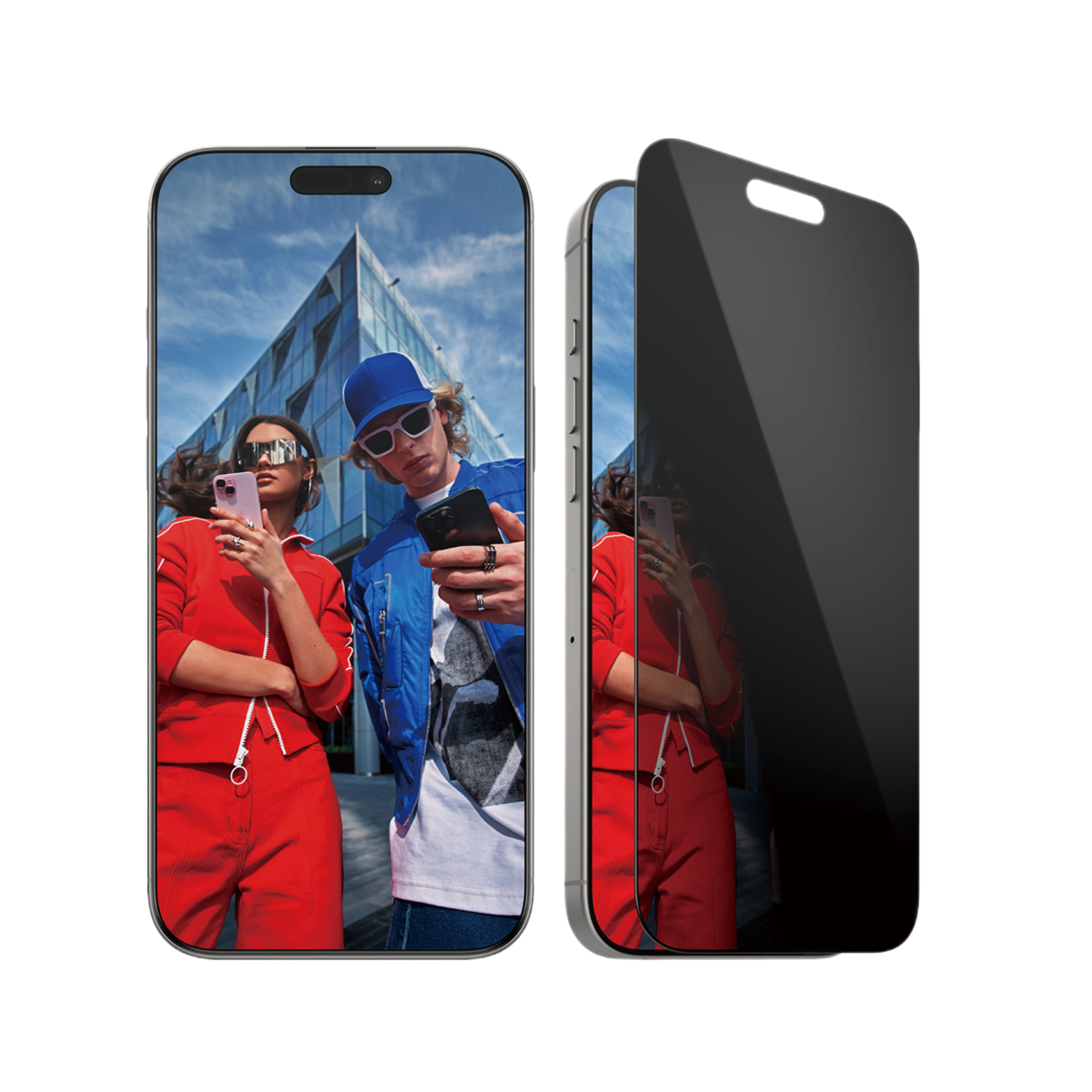 Deux téléphones avec protections d'écran. Un couple est montré avec un téléphone en arrière-plan.