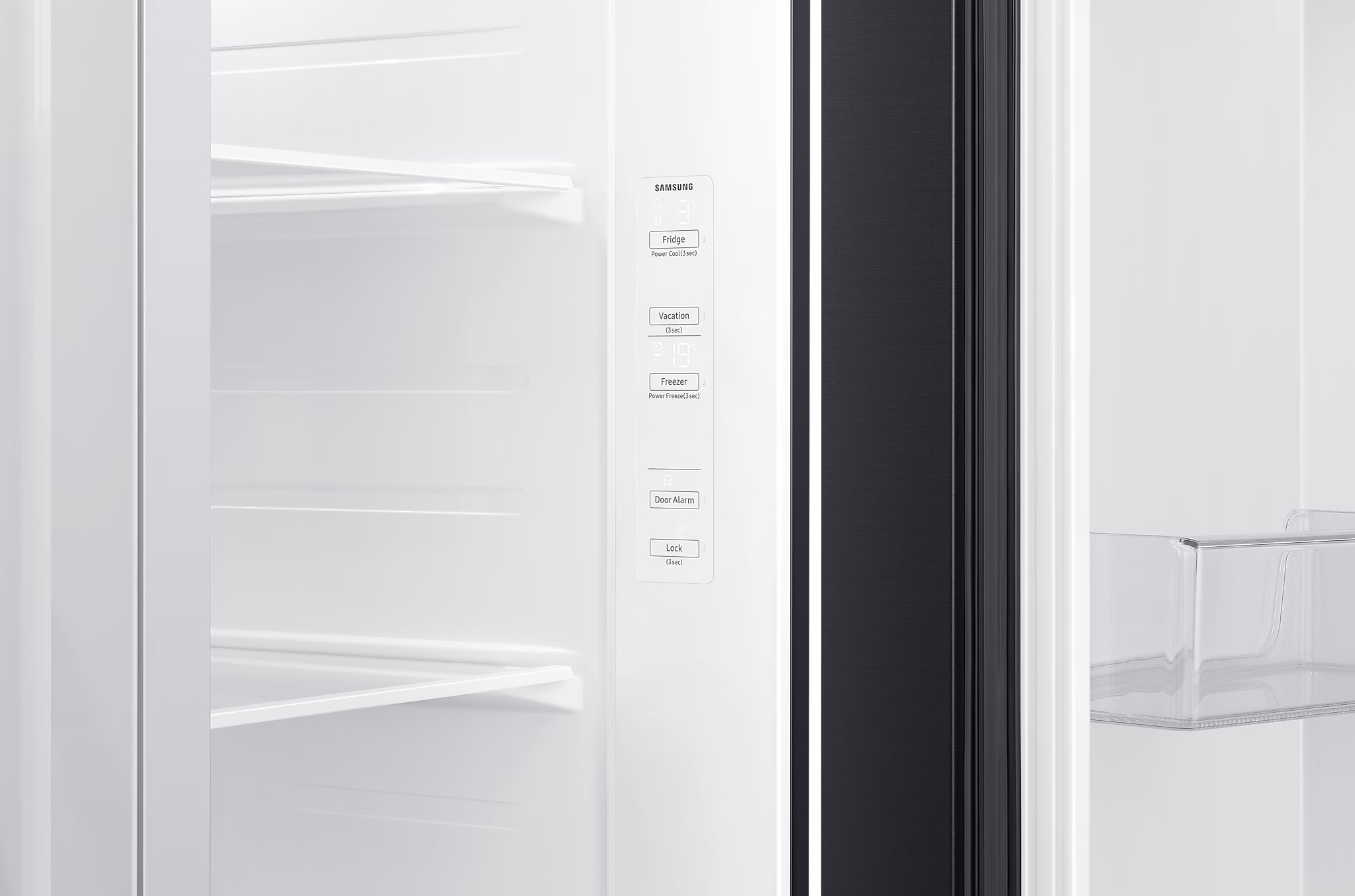 Wnętrze lodówki Samsung side-by-side. Ma półki i panel sterowania z ikonami.