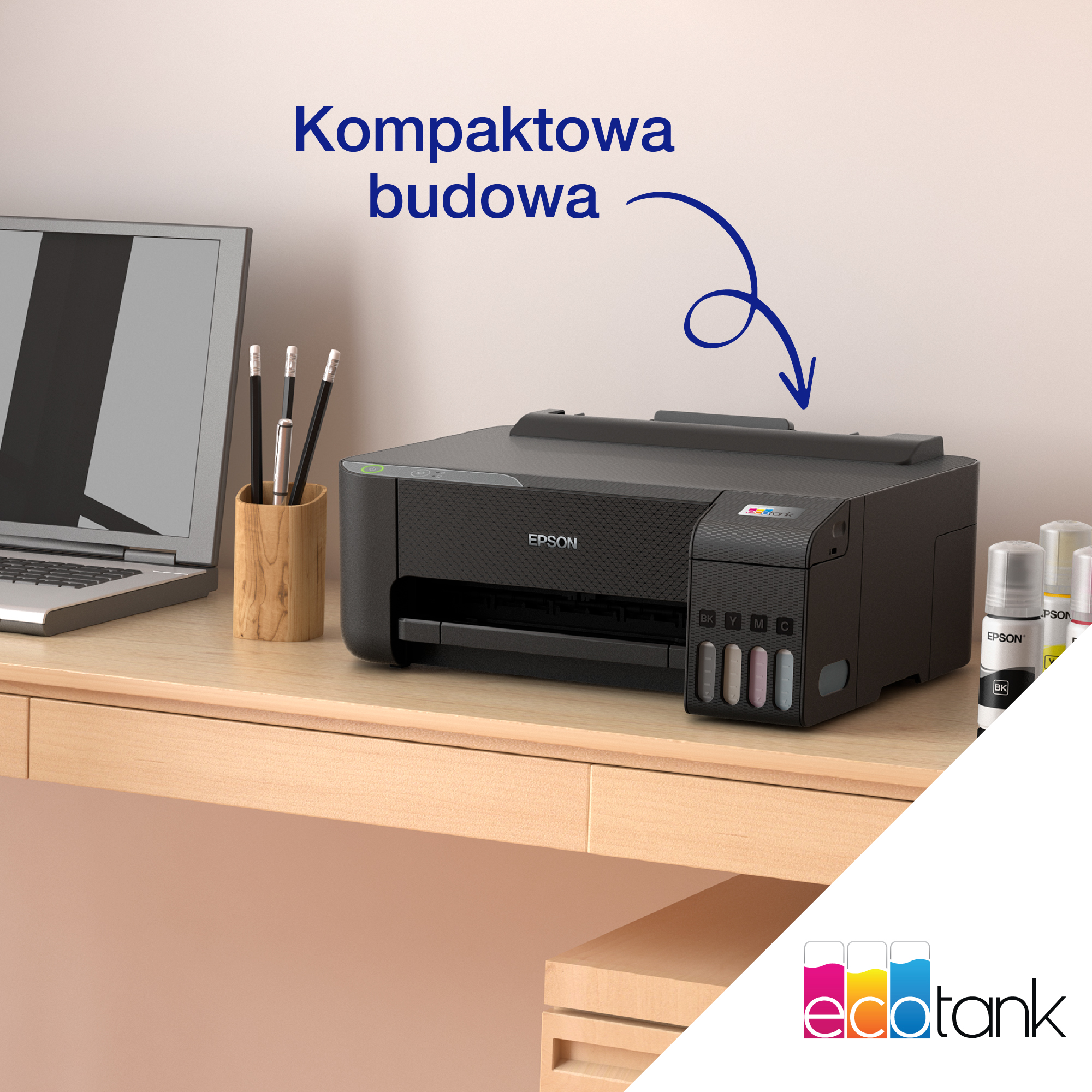 Drukarka Epson z butelkami z tuszem i laptopem na drewnianym biurku, ze strzałką.