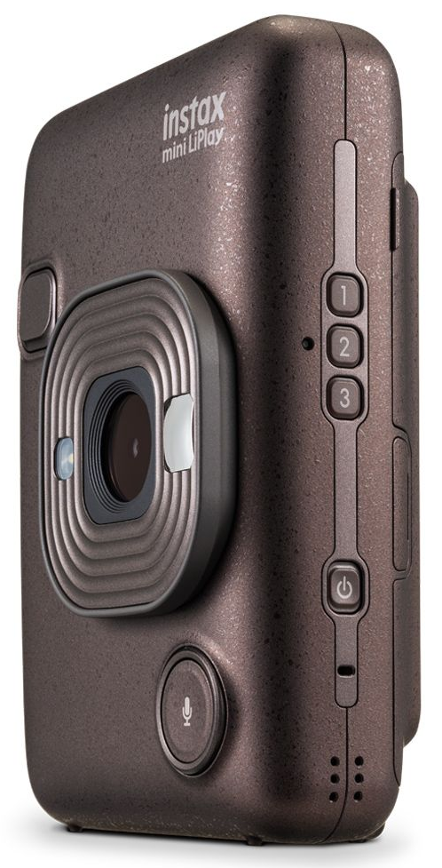 Barna Instax Mini LiPlay kamera. Oldalnézet gombokkal és objektívvel, alul mikrofonnal.