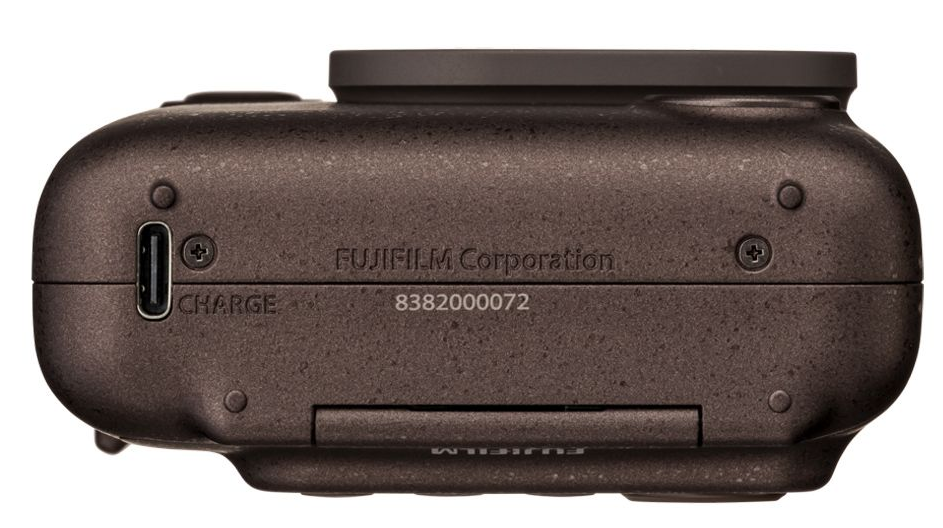 Barna kamera alulnézete, Fujifilm Corporation felirattal és töltőporttal.