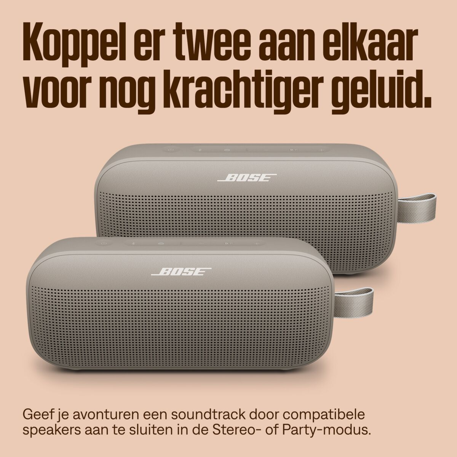 Two gray Bose speakers, text at the top says: Koppel er twee aan elkaar voor nog krachtiger geluid.