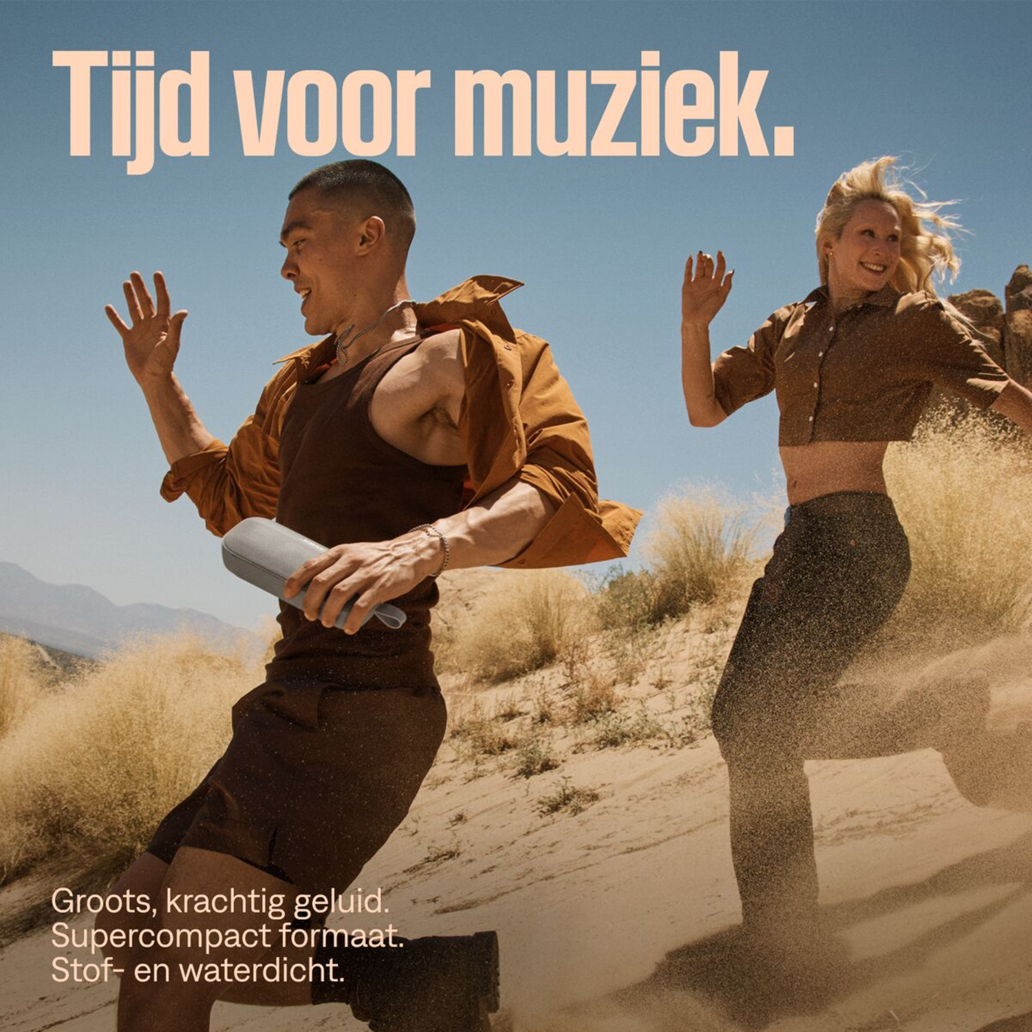 Two people running in desert with a speaker, text 'Tijd voor Muziek'.