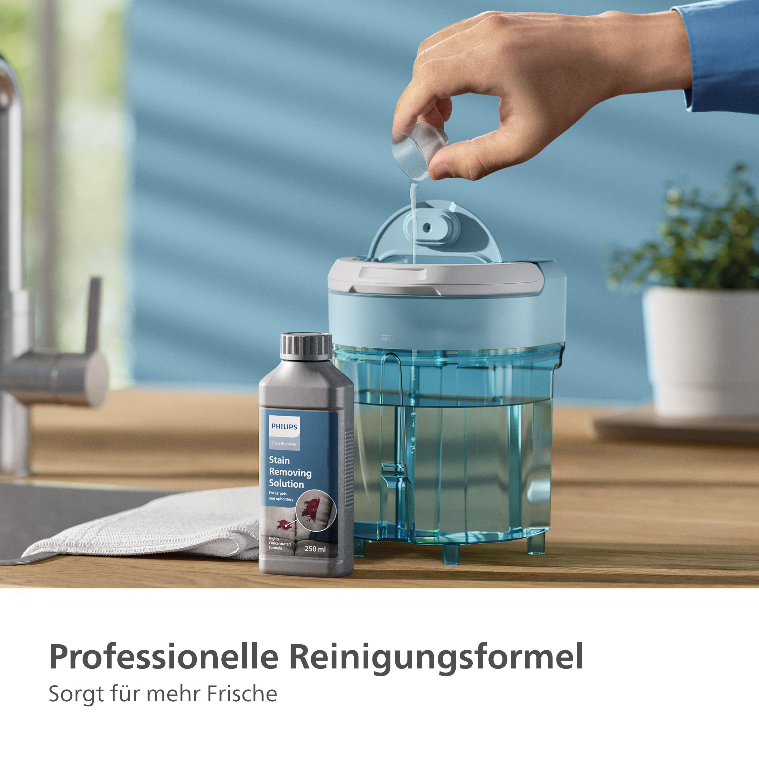 Eine Hand gießt Reinigungslösung in ein Reinigungsgerät, daneben steht eine Flasche Lösung.
