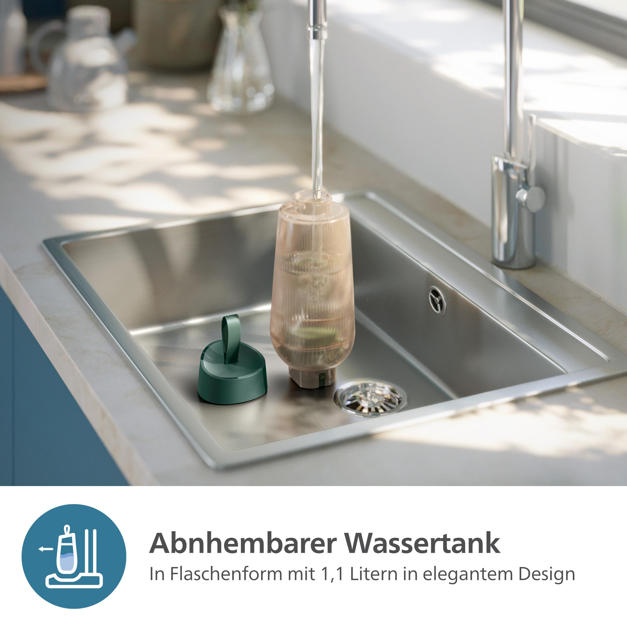 Ein Waschbecken mit einem Wasserfilter darin und einer grünen Kappe daneben. Heller Hintergrund.