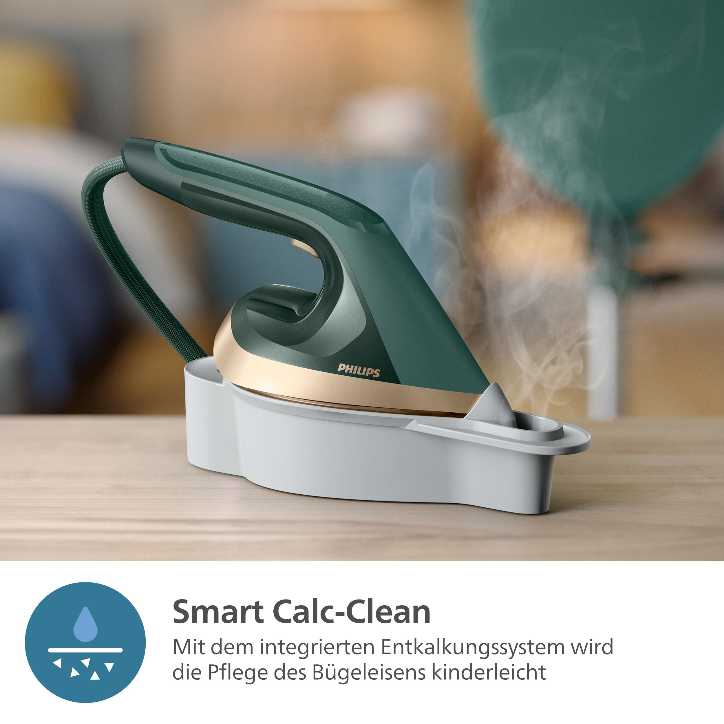 Grünes und goldenes Bügeleisen mit weißer Basis. Dampf kommt heraus. Text zur Calc-Clean-Funktion.