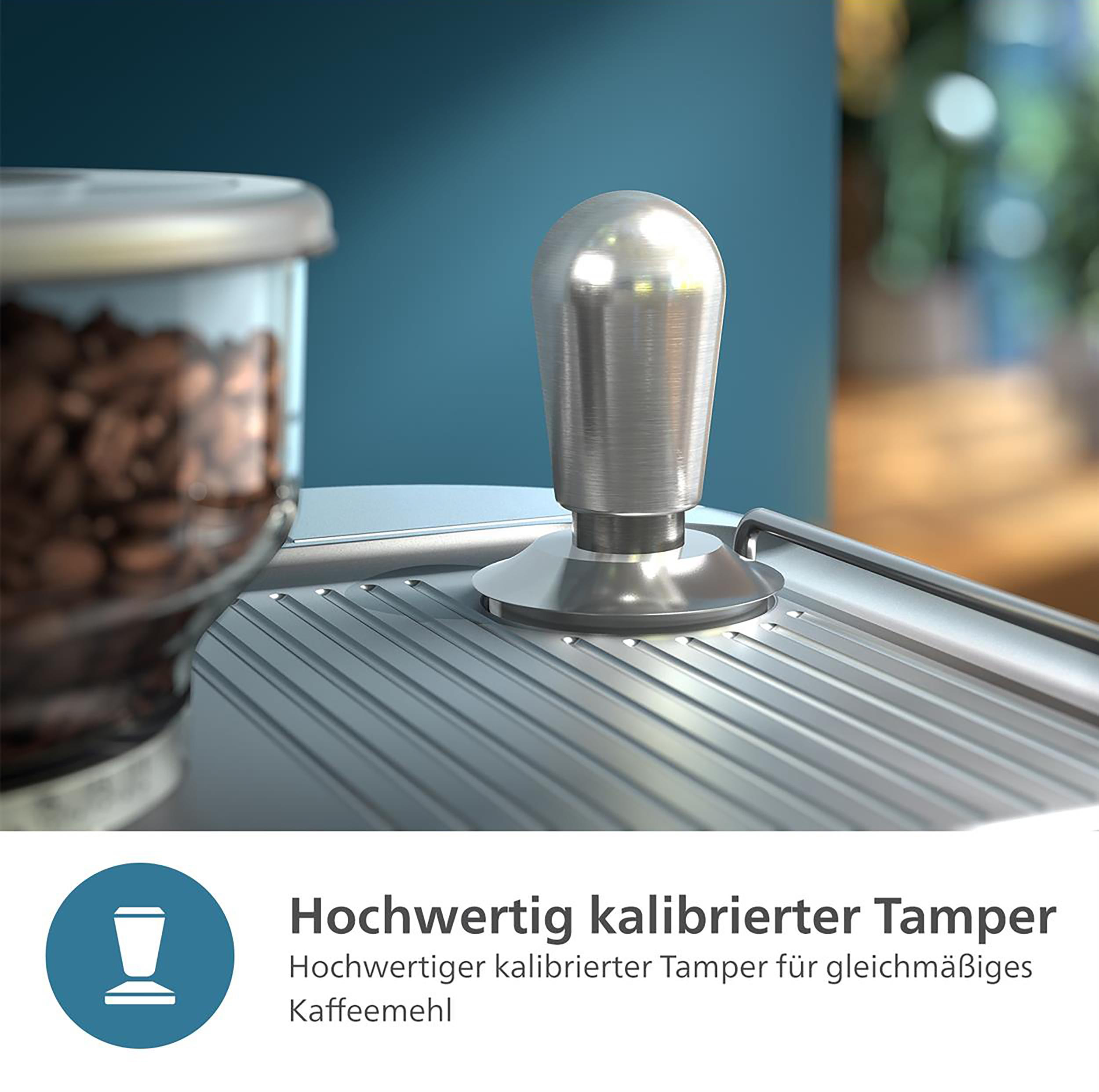 Kaffeemaschine mit Tamper, Bohnenglas und Bohnen. Text: 'Hochwertiger kalibrierter Tamper'.