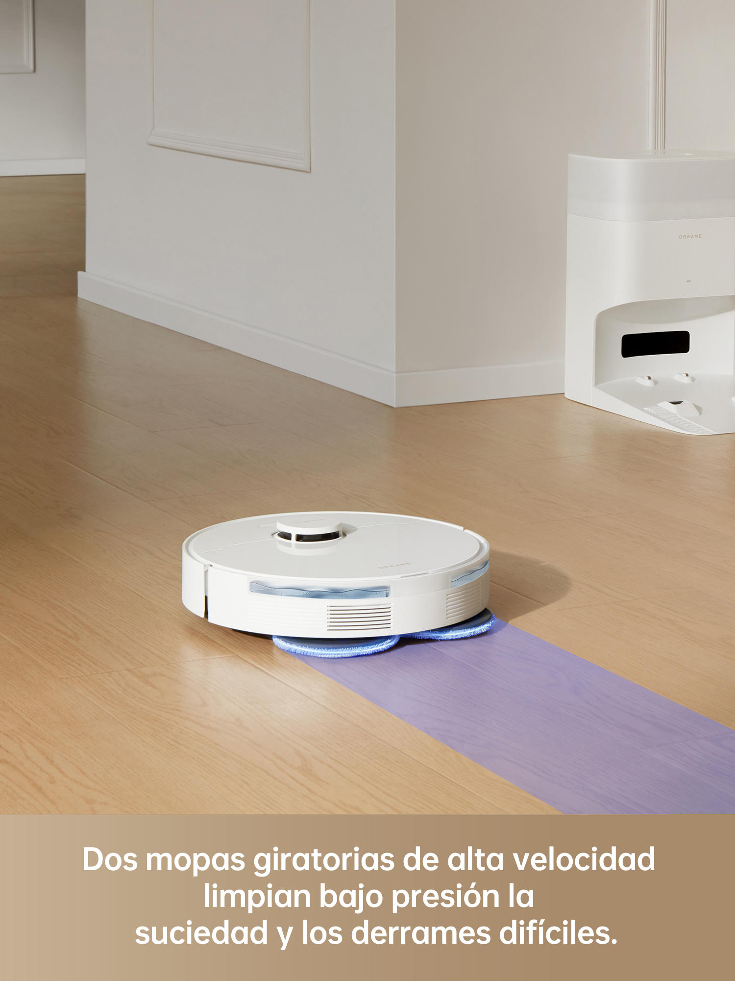 Aspiradora robot blanca en piso de madera. Se limpia un camino azul.