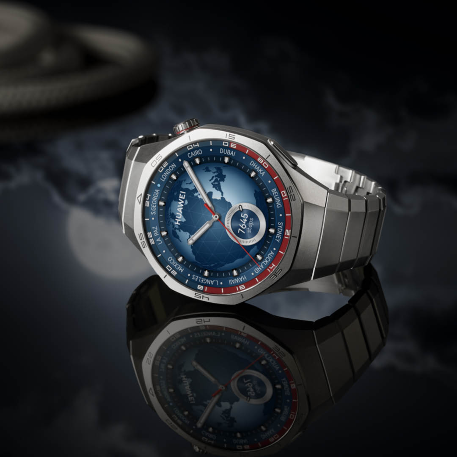 Een zilveren smartwatch met een wereldkaartdisplay, met stappen. Het is reflecterend.