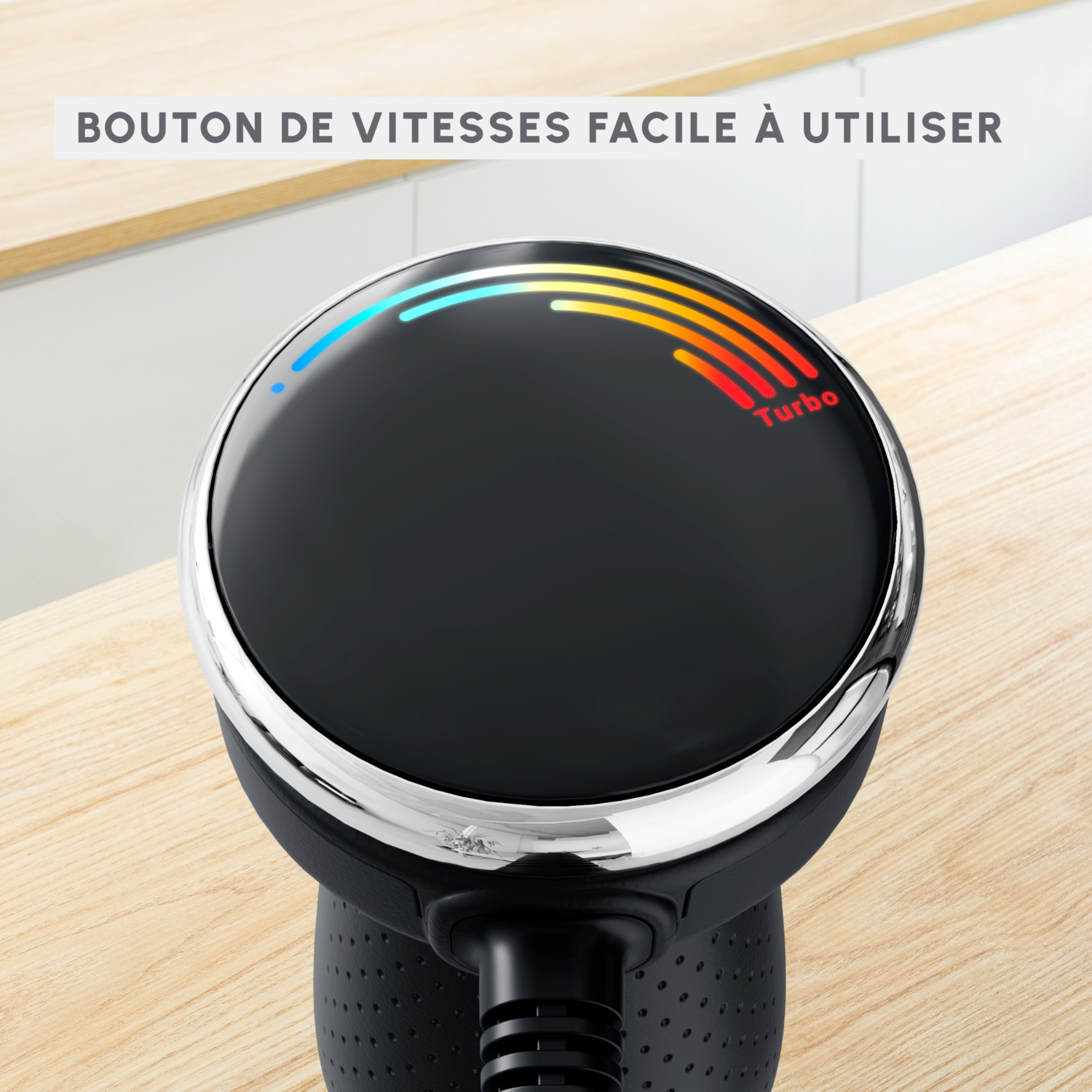 Dessus de blender noir avec un cadran de contrôle éclairé par des lumières bleues, jaunes et rouges. Texte : Facile à utiliser.