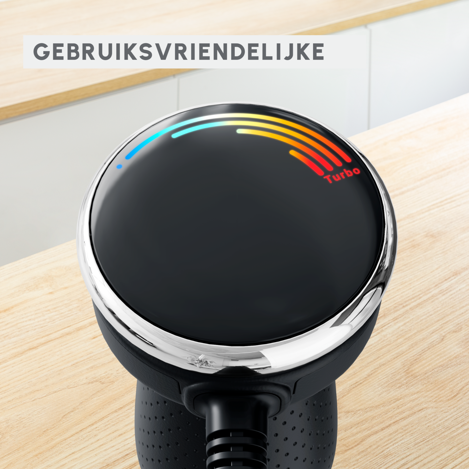 Een zwarte staafmixer met een lichtdisplay dat snelheidsniveaus toont.