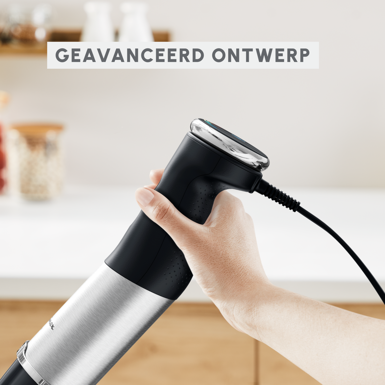 Een smartphone met een roze scherm is geïsoleerd, tegen een effen witte achtergrond.