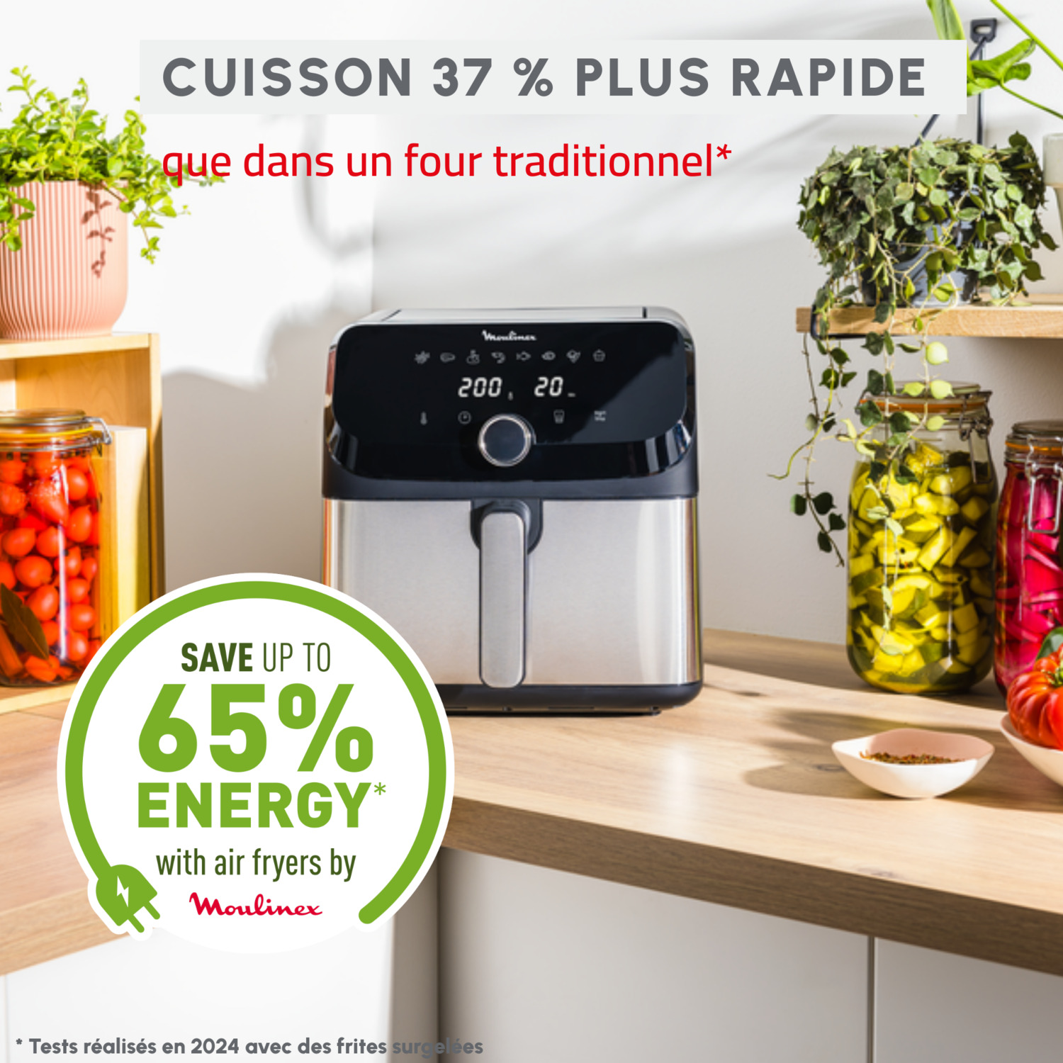 Une friteuse à air sur un comptoir avec du texte indiquant une cuisson plus rapide et des économies d'énergie.