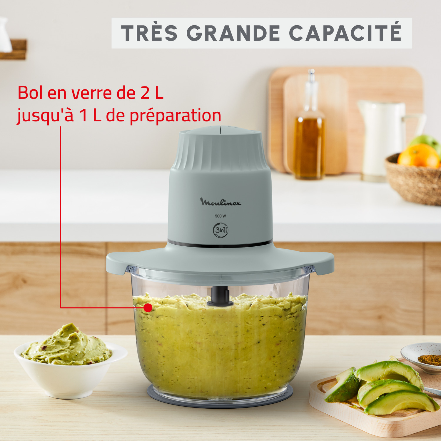 Un robot culinaire avec de l'avocat. Un bol d'avocat à côté du robot.