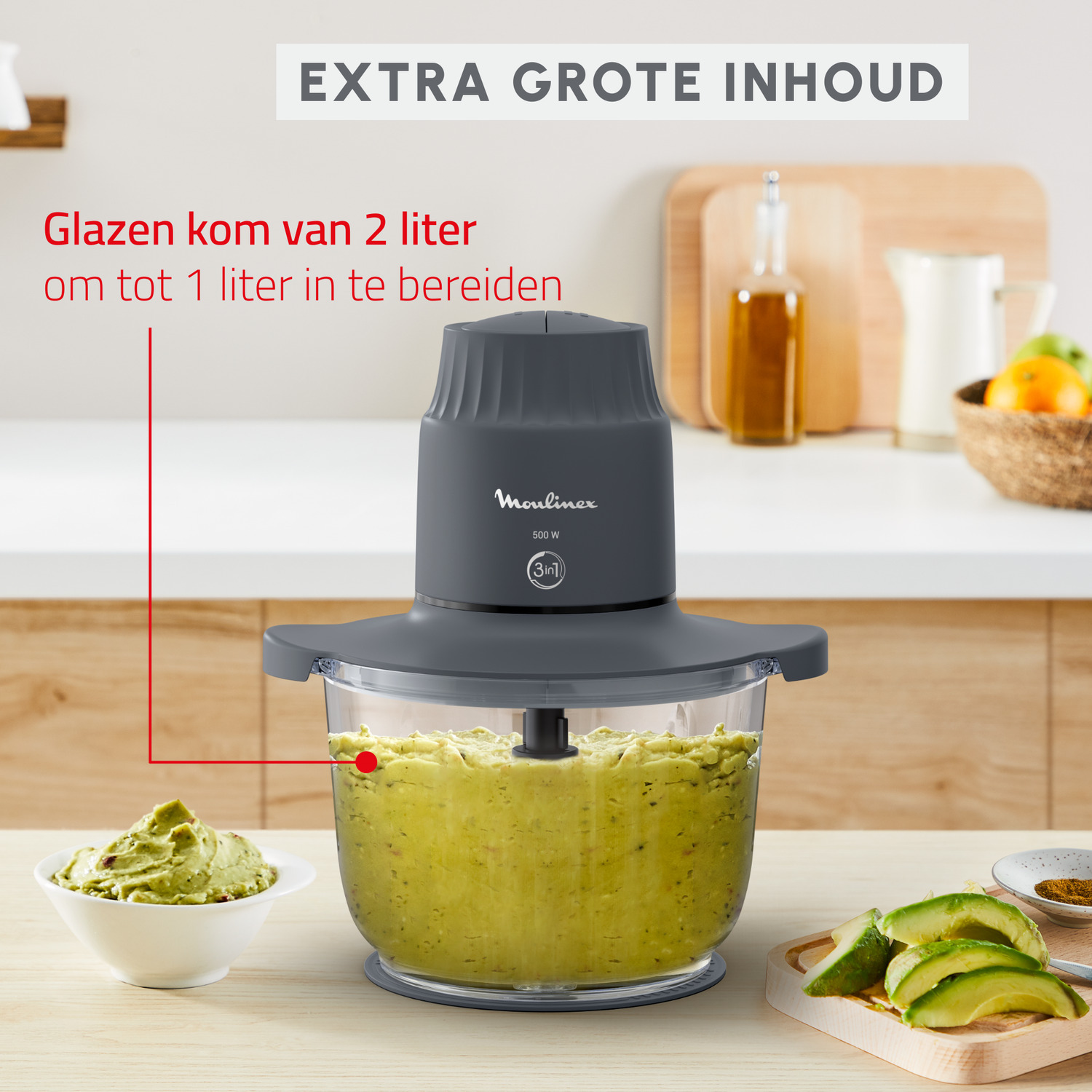 Keukenmachine met een grijze bovenkant, een heldere kom met avocado en avocadoschijfjes.