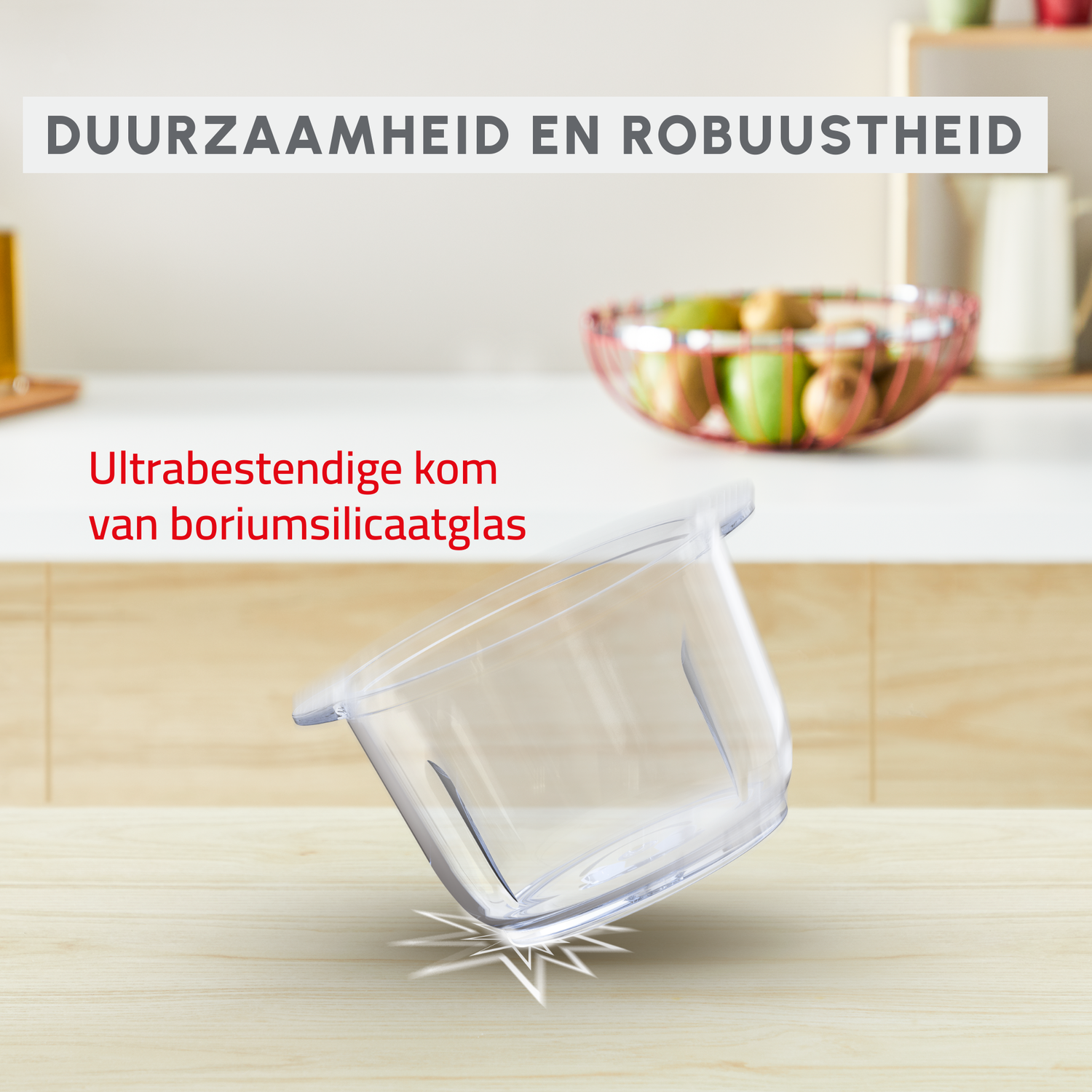 Transparante glazen kom die op een houten oppervlak valt, met een witte achtergrond.