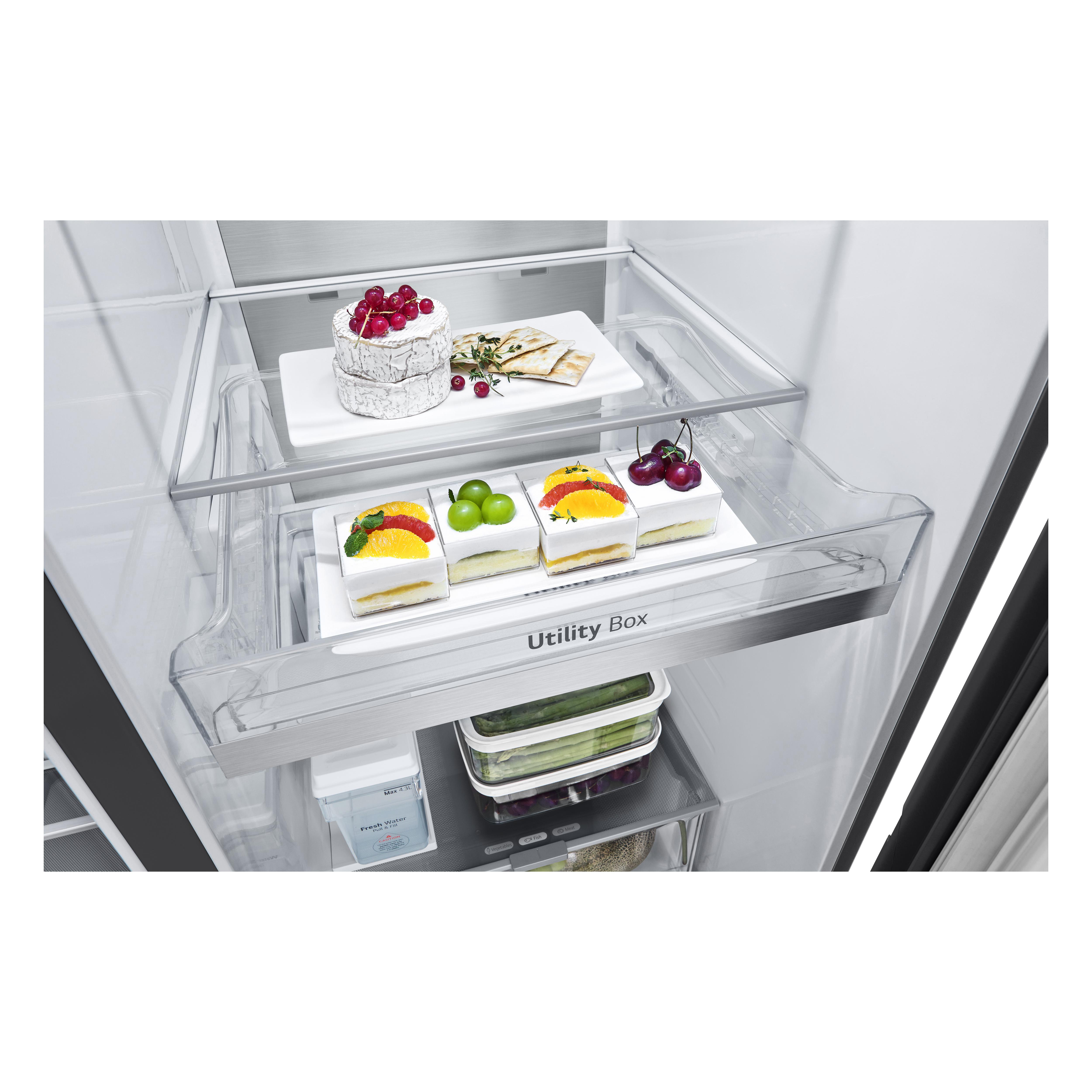 Kühlschrankinnenraum mit transparenten Schubladen, die Lebensmittel enthalten: Kuchen, Obst und Gemüse.