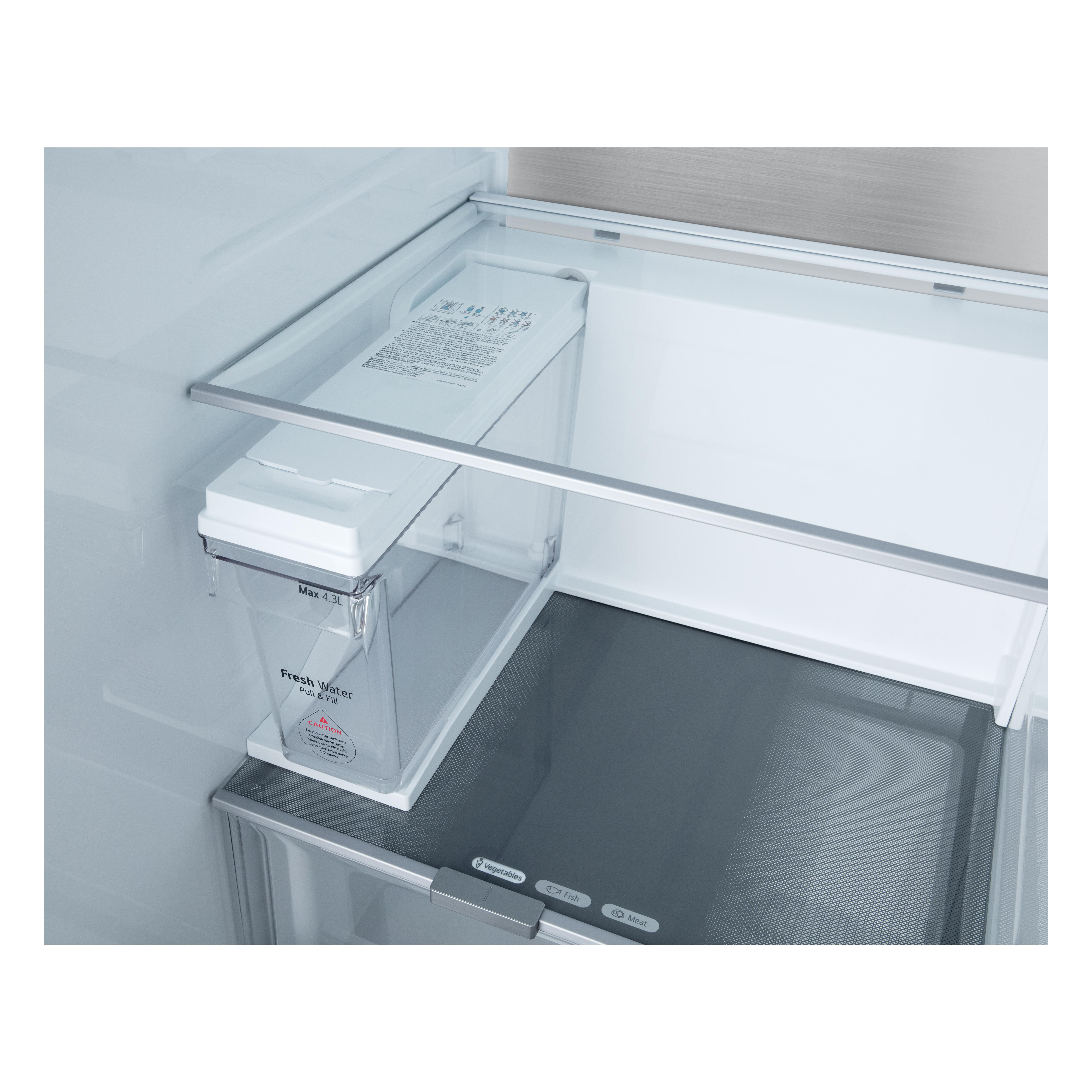 Im Kühlschrank: ein Wasserfilter und ein Behälter für Frischwasser.