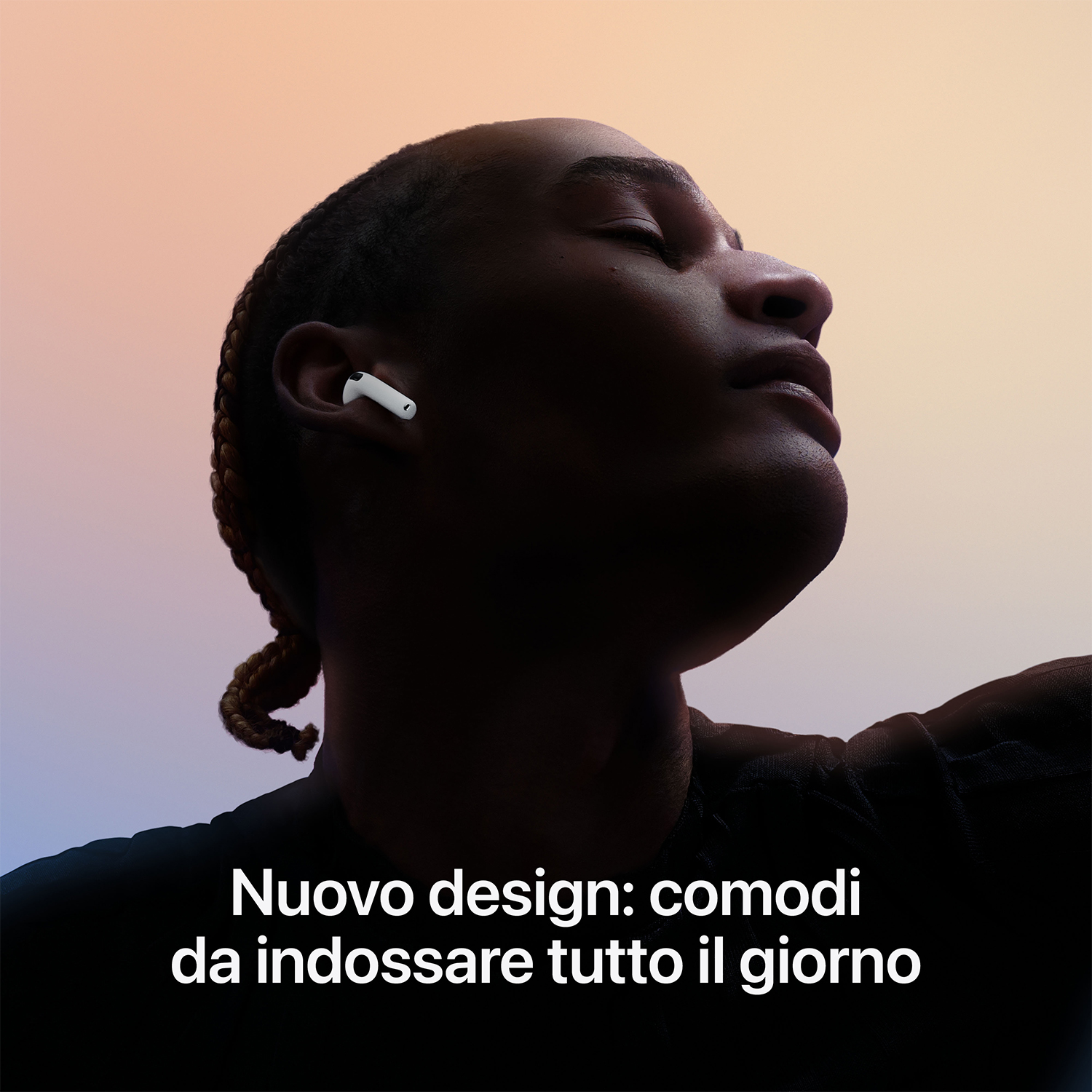 Una persona con AirPods Pro, con uno sfondo colorato e testo in italiano.