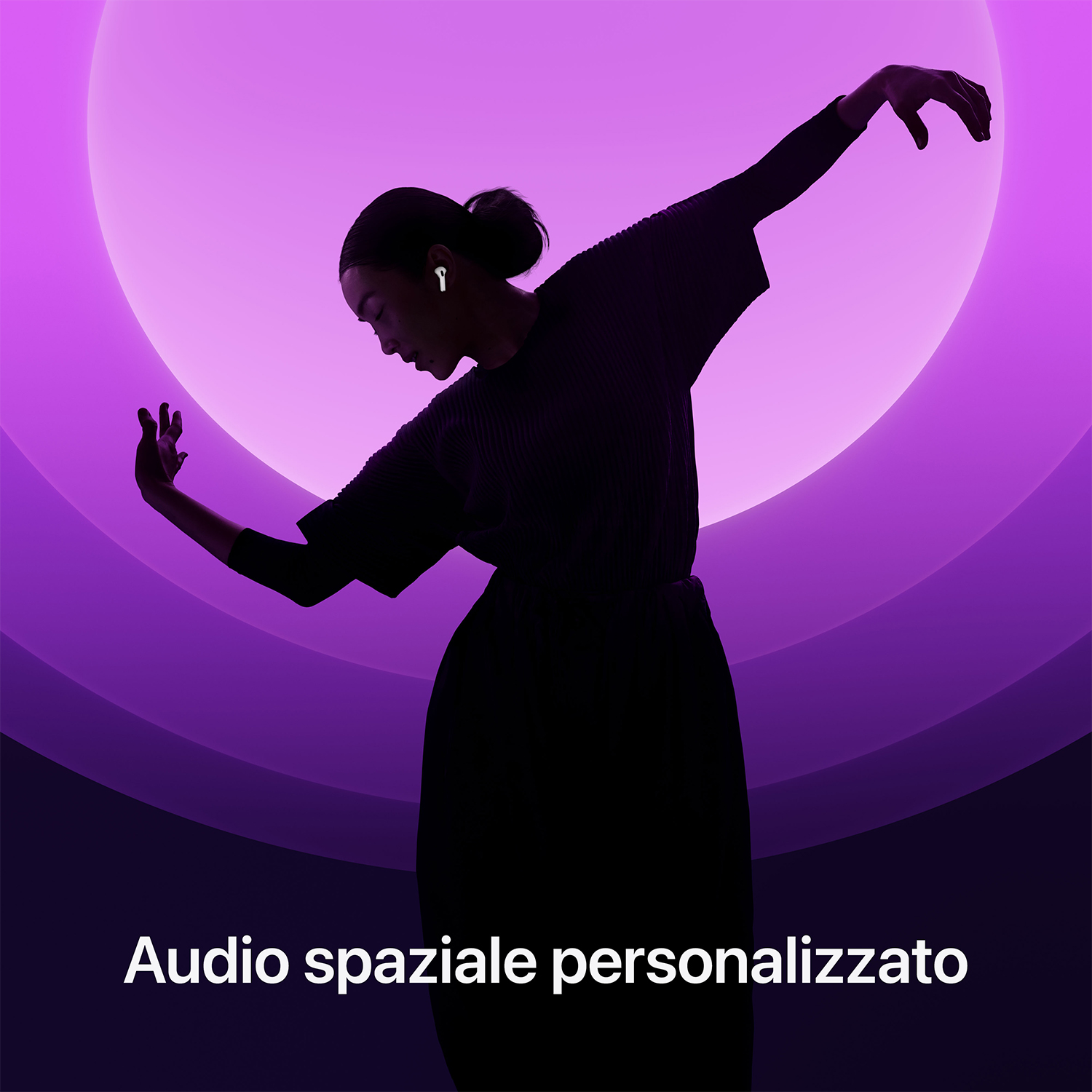 Una persona che balla, indossa auricolari, con sfondo viola e il testo 'Audio spaziale personalizzato'.