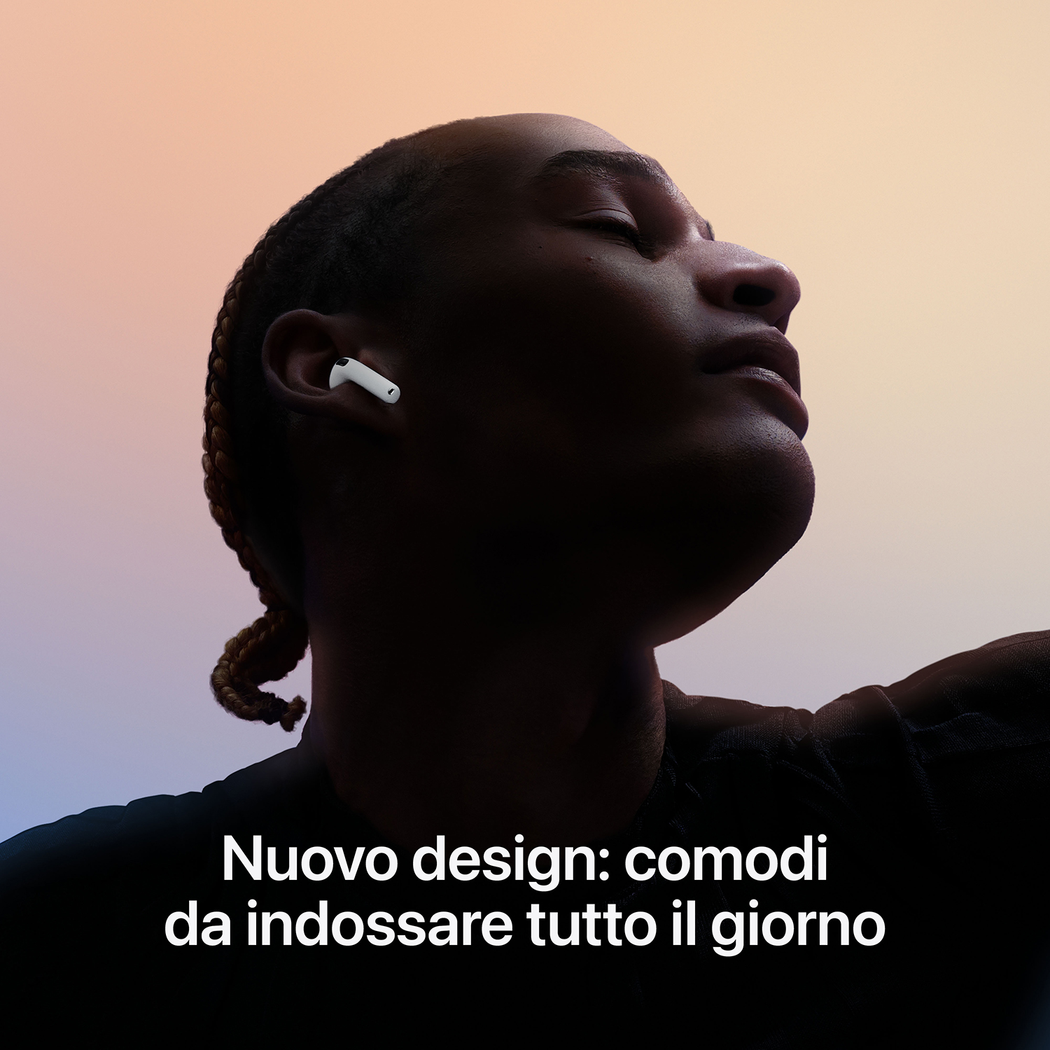 Una persona con auricolari bianchi nelle orecchie. Il testo in italiano afferma che il design è comodo da indossare tutto il giorno.