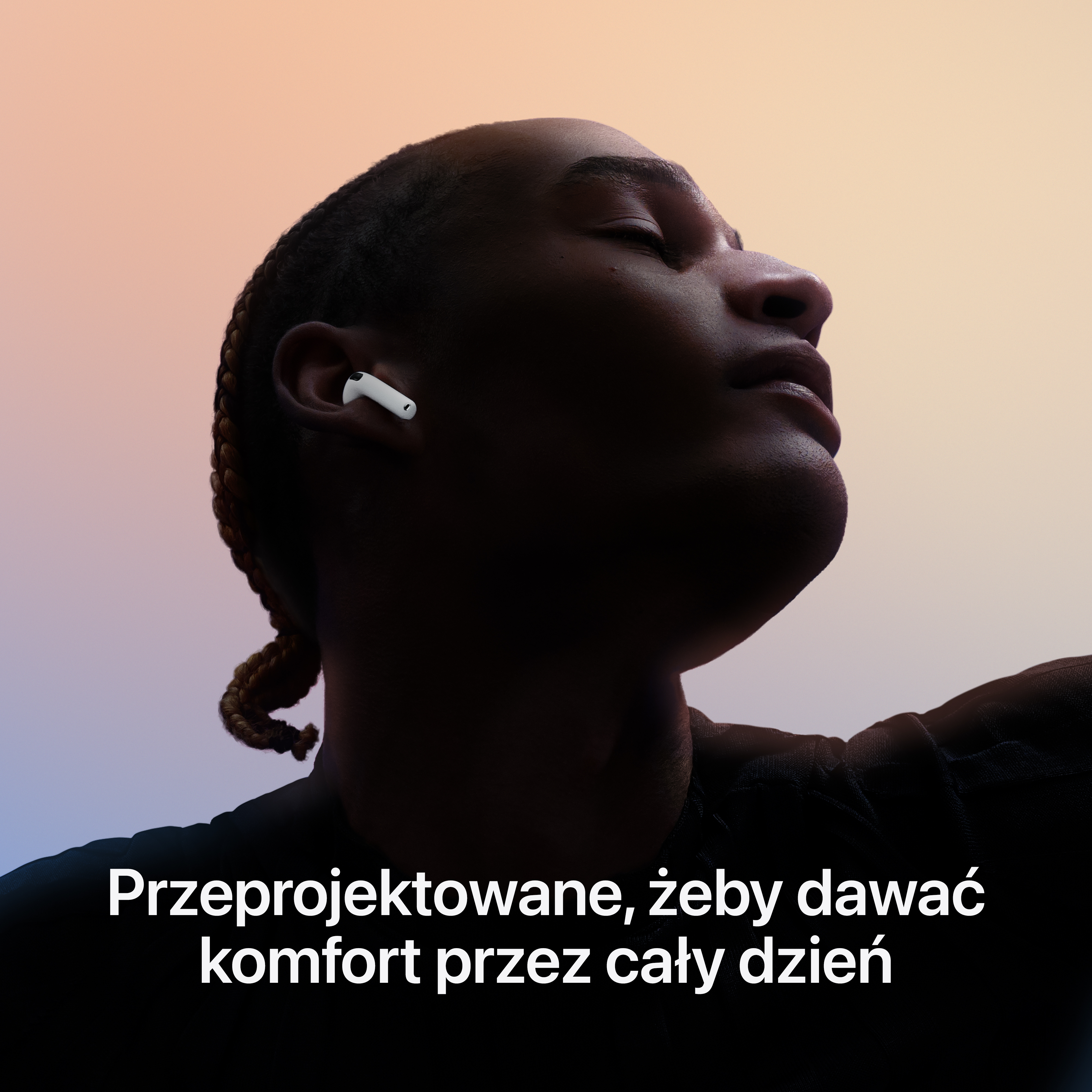 Mężczyzna w białych AirPods Pro. Tekst mówi, że są zaprojektowane z myślą o całodziennym komforcie.