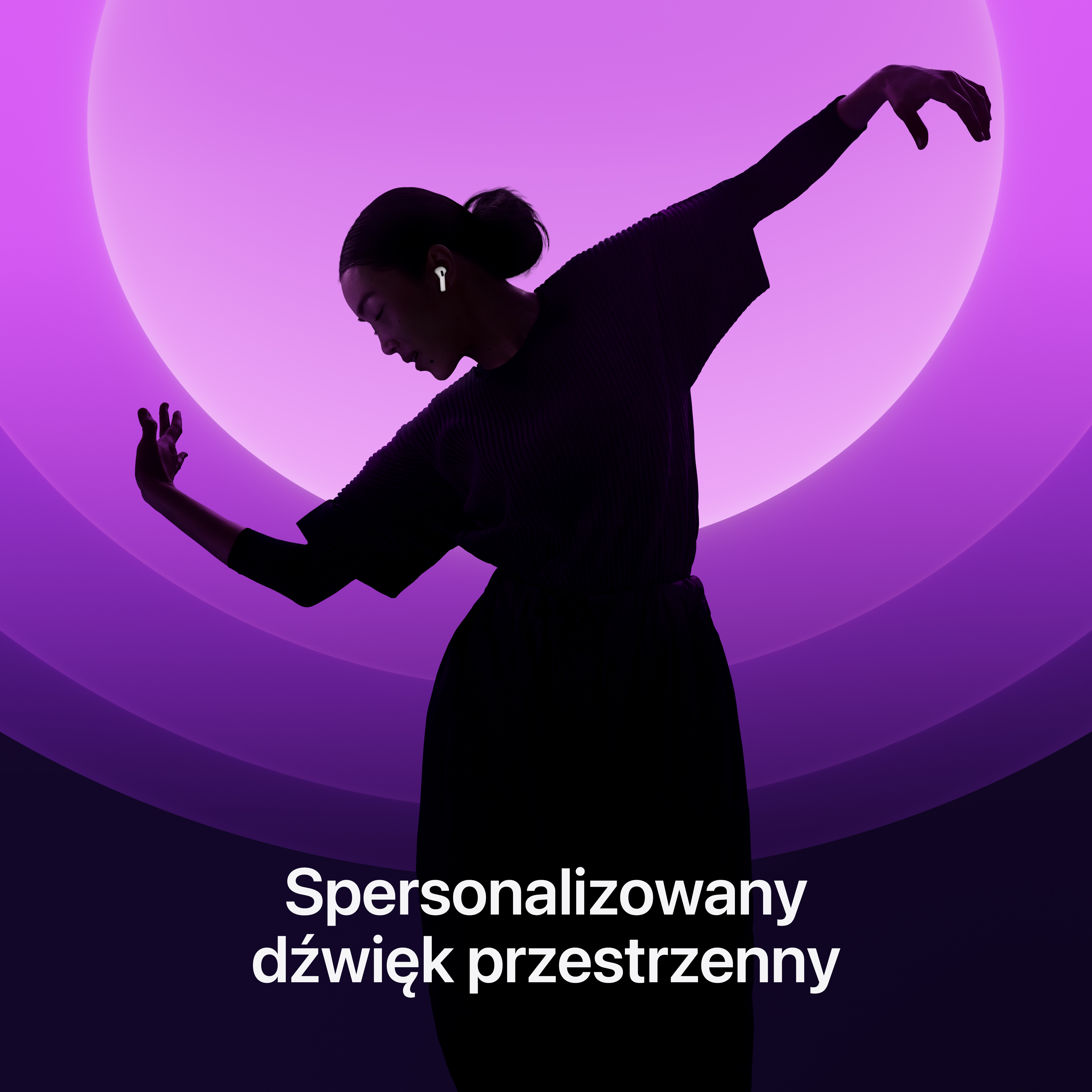 Kobieta w sylwetce, nosząca AirPods, tańcząca z wyciągniętymi ramionami. Fioletowe tło z jasnym okręgiem.