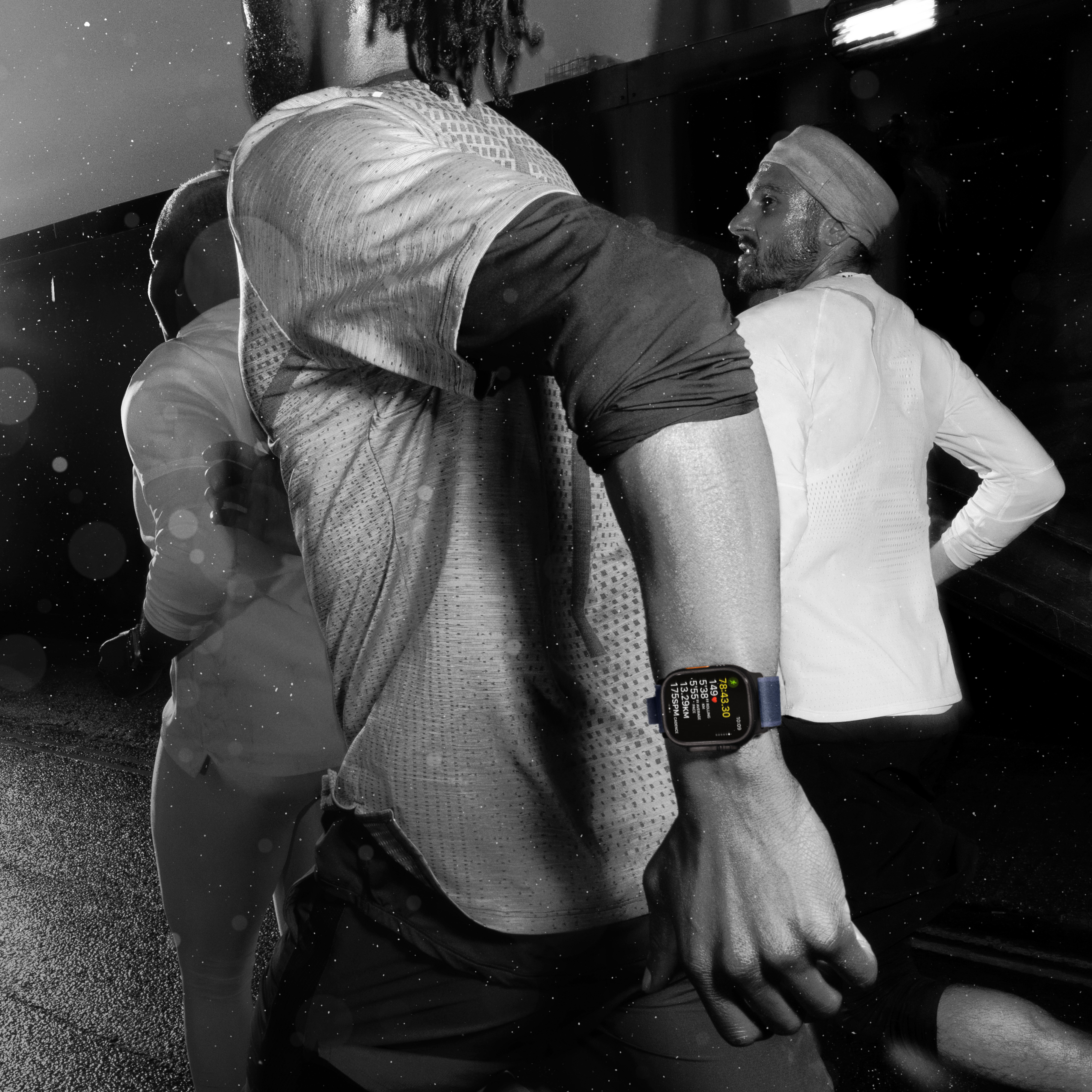 Smartwatch APPLE Watch Ultra 2 GPS + Cellular Koperta 49mm z tytanu w kolorze czarnym z bransoletą mediolańską z tytanu S w kolorze czarnym MX4W3WB/A