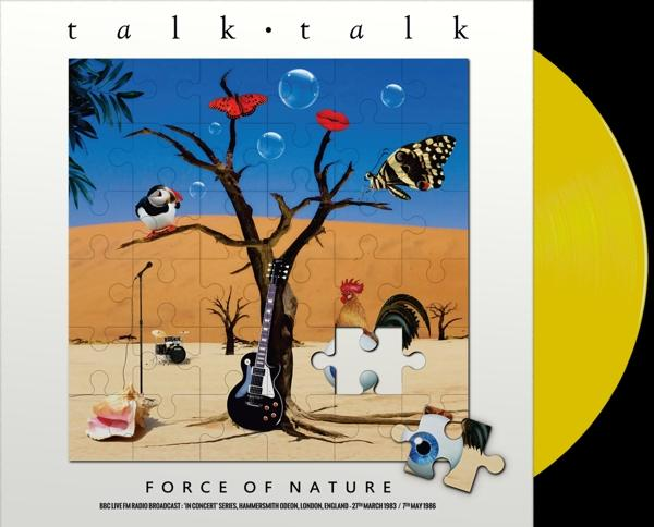 Œuvre d'art d'un arbre avec des pièces de puzzle et des objets, avec un disque vinyle jaune.