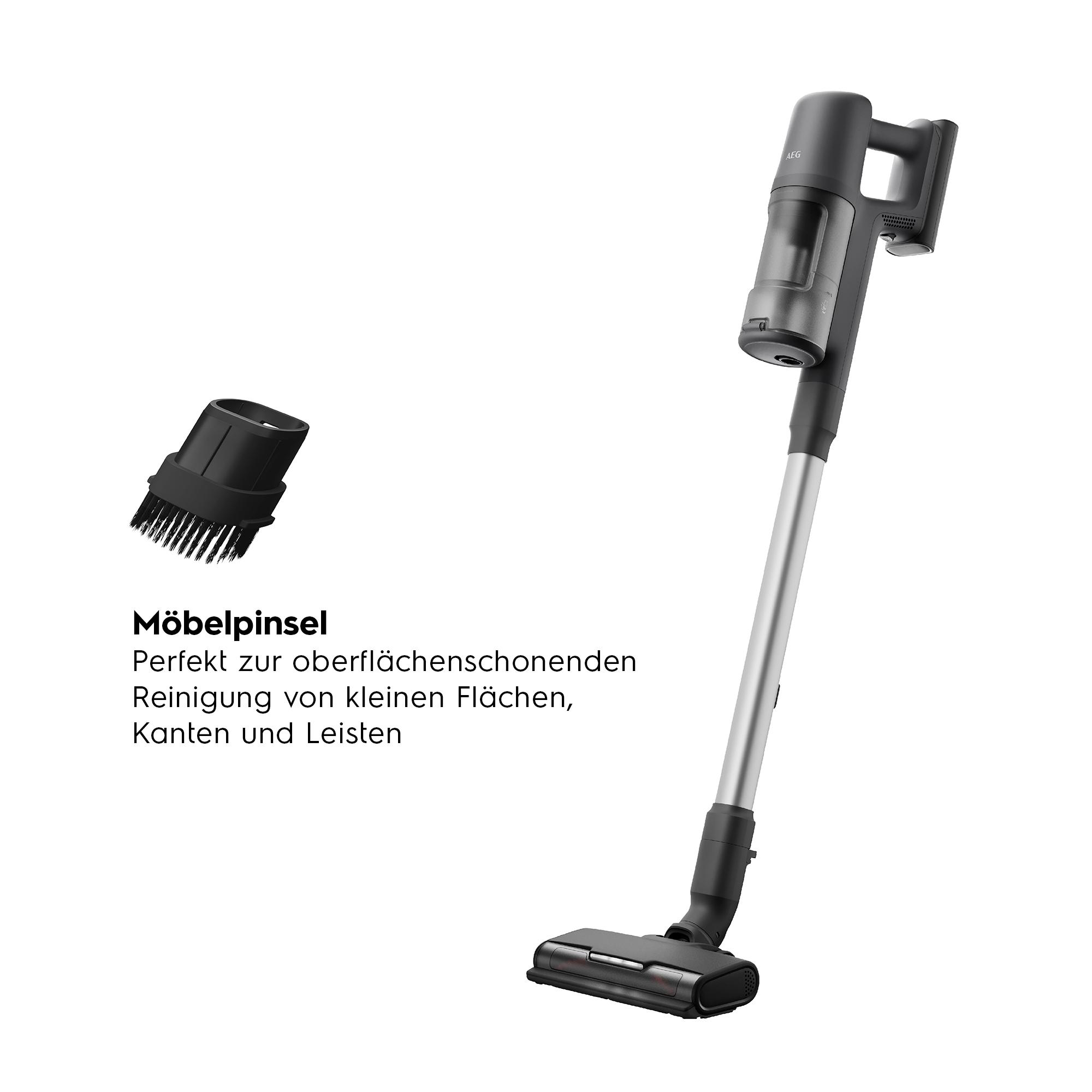 AEG Akku-Staubsauger mit Bürstenaufsatz. Die Bürste ist abgenommen und links platziert.