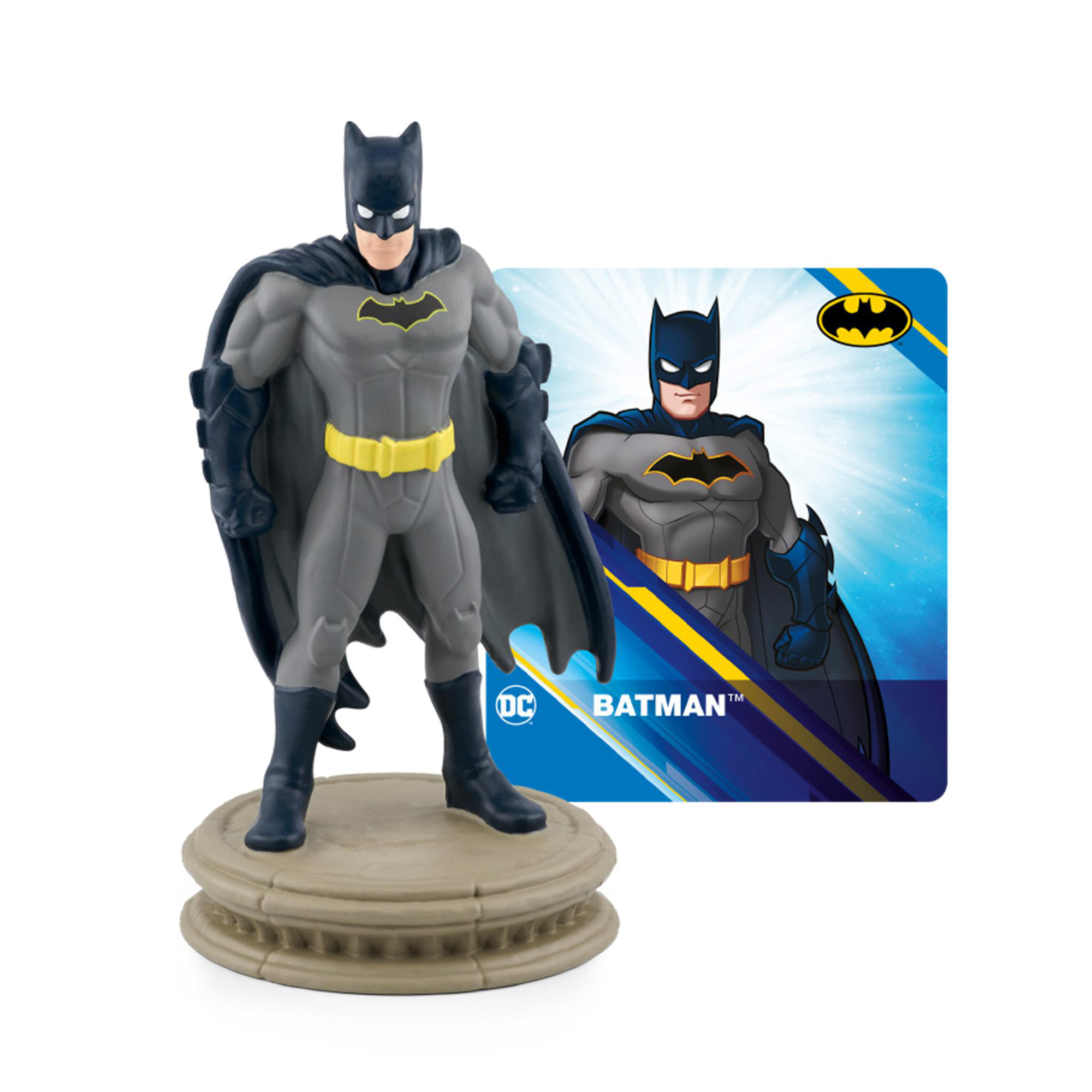 Batman-Figur auf einem Sockel mit einer Karte, die ein Bild von Batman zeigt.