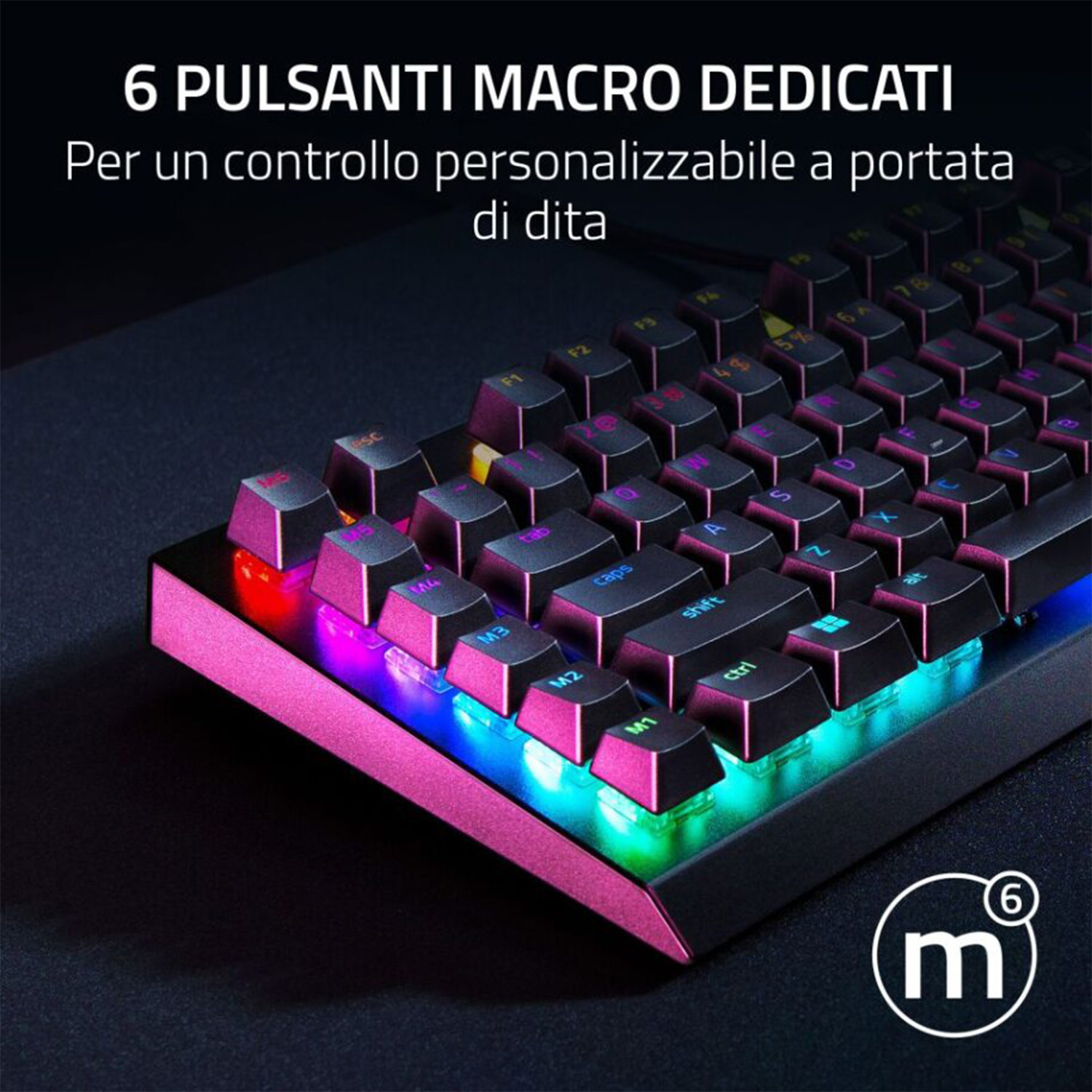 Una tastiera nera con accenti rosa e illuminazione multicolore.