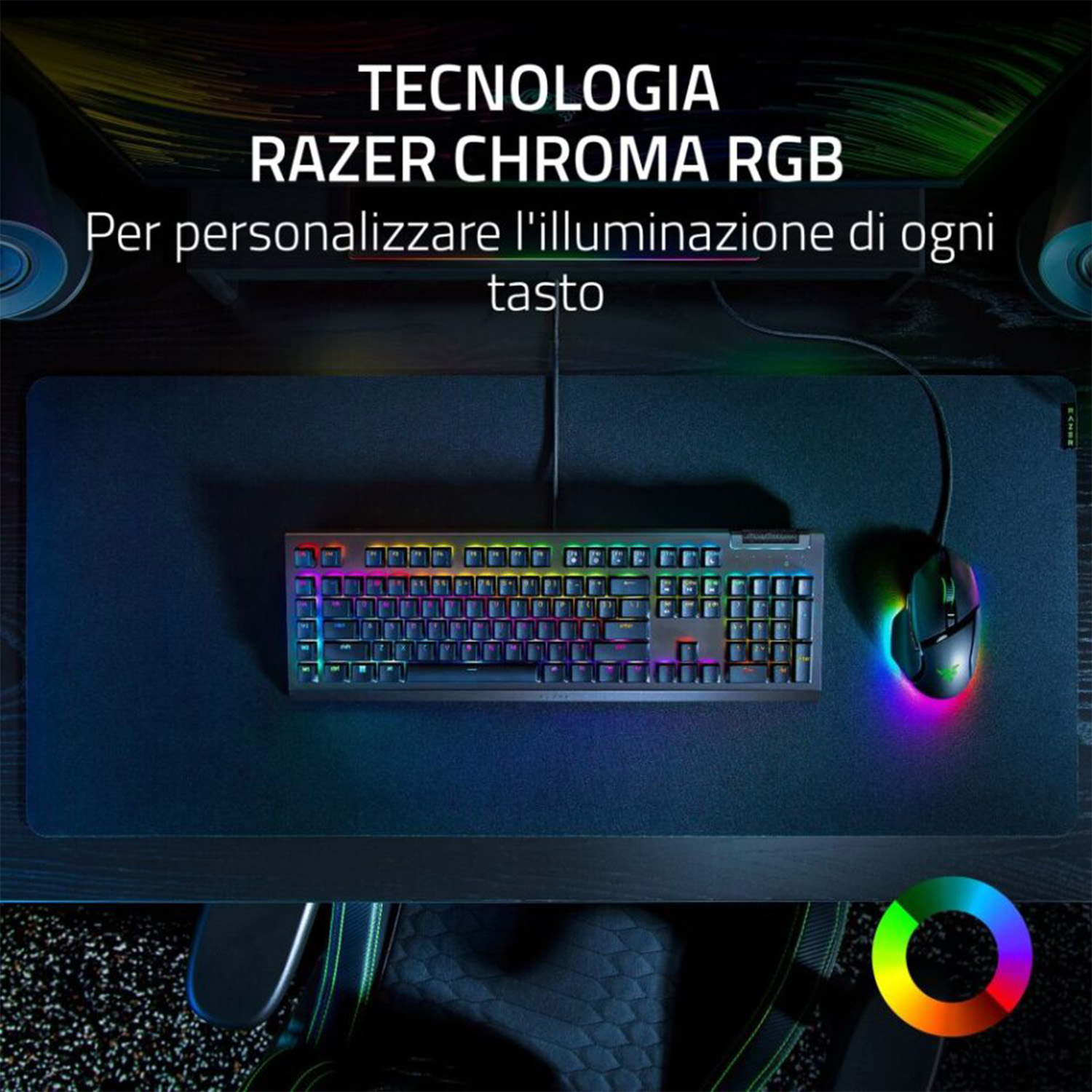 Tastiera con illuminazione RGB, mouse e scrivania nera.