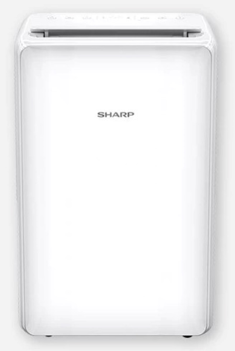 Biały oczyszczacz powietrza. Prostokątny kształt, z logo SHARP z przodu i górnym otworem wentylacyjnym.