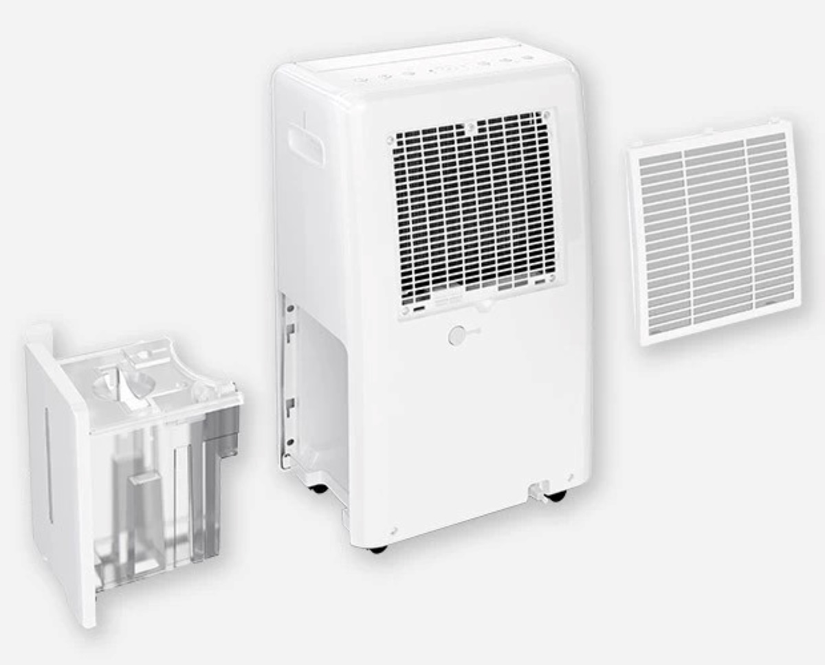 Biały osuszacz powietrza jest pokazany z jego zbiornikiem na wodę, filtrem i obudową zewnętrzną.