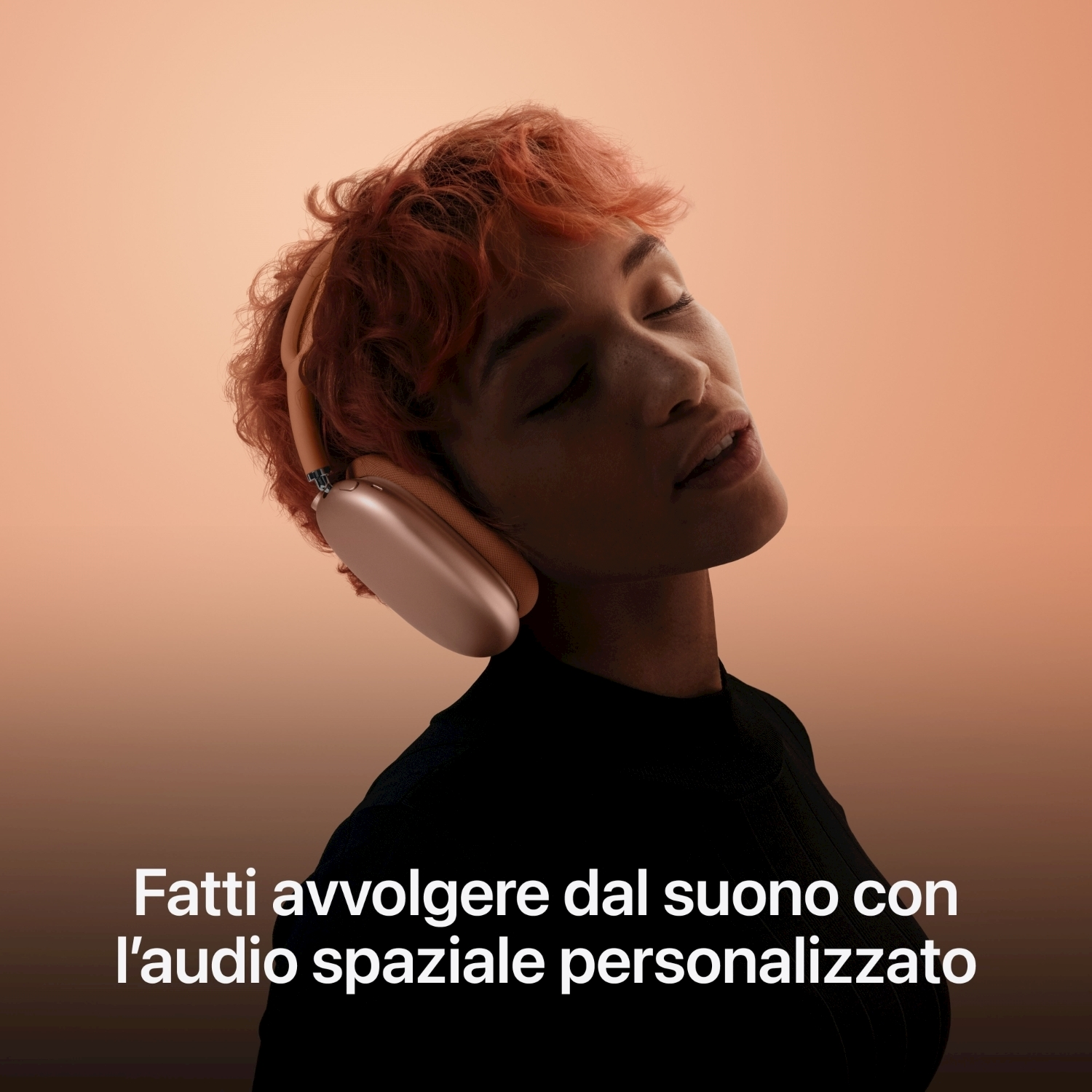 Una donna con i capelli rossi indossa delle cuffie bianche, con gli occhi chiusi, la testa reclinata all'indietro su uno sfondo color pesca.