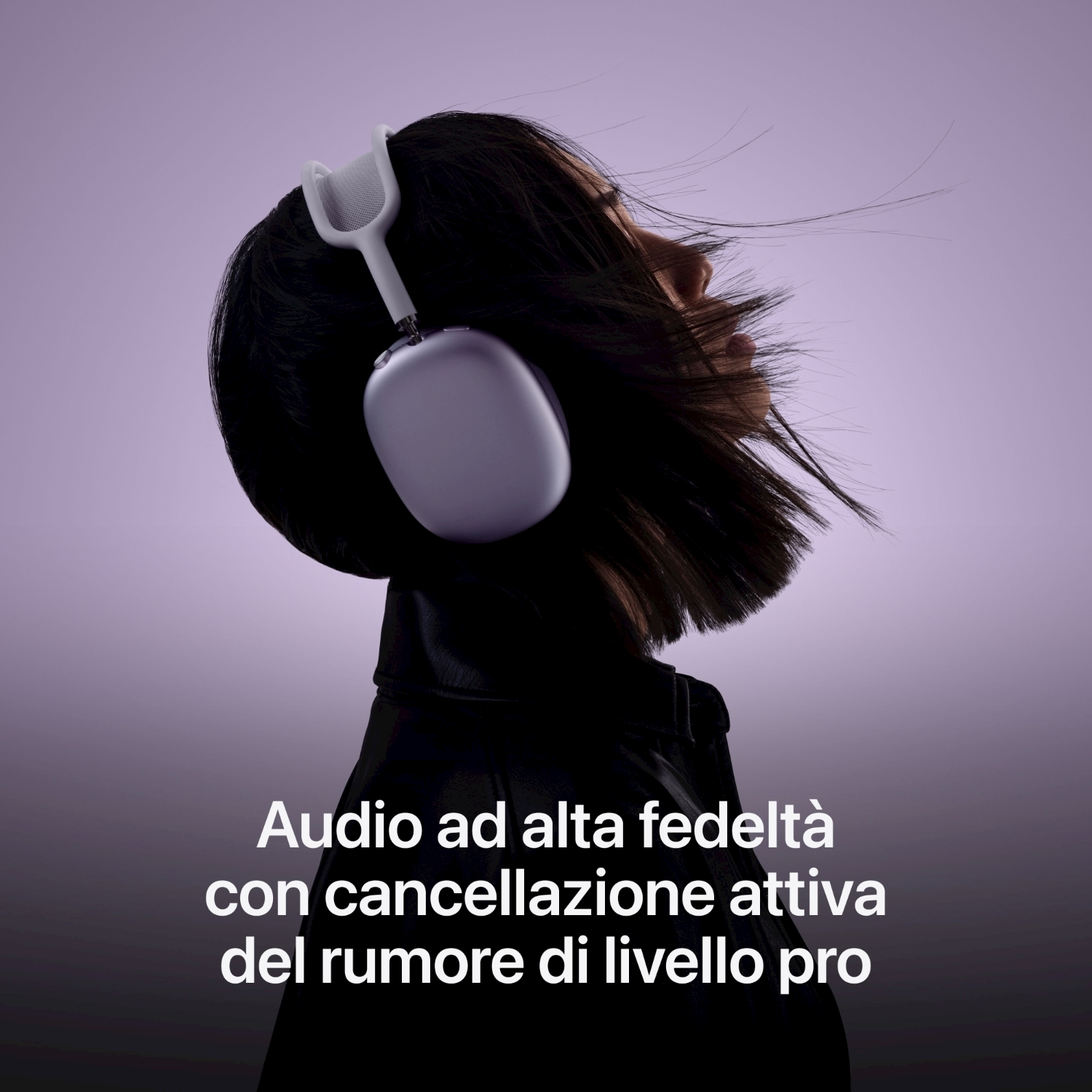 Una donna con le cuffie. Testo: "Audio ad alta fedeltà con cancellazione del rumore di livello pro".